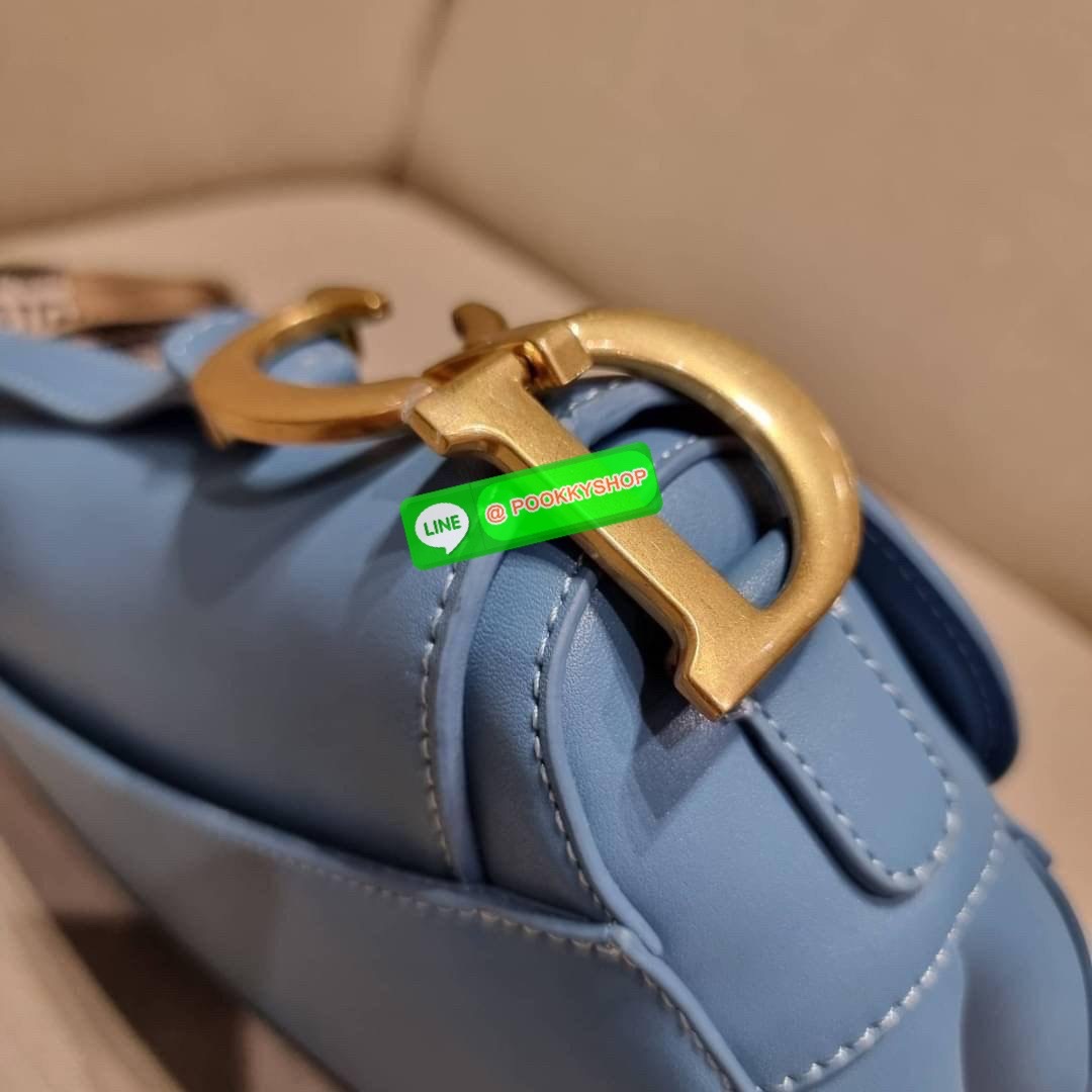 CD SADDLE BAG CALFSKIN กระเป๋าสะพายข้างพรีเมี่ยมกิ๊ฟ ทรงสวยไม่ซ้ำใคร กิมมิคในตัว ดูแพง ไซส์ใหญ่ ดีไซน์ย้อนยุค เป็นเอกลักษณ์สวยทุกแบบ เปิด-ปิดด้วยกระดุมแม่เหล็กซ่อน ใช้งานง่ายมากๆ ภายในเป็นช่องโล่ง มีช่องซิป วัสดุหนังลูกวัวฟอกสี ใส่ของสำคัญได้เลย หมดห่วง ม