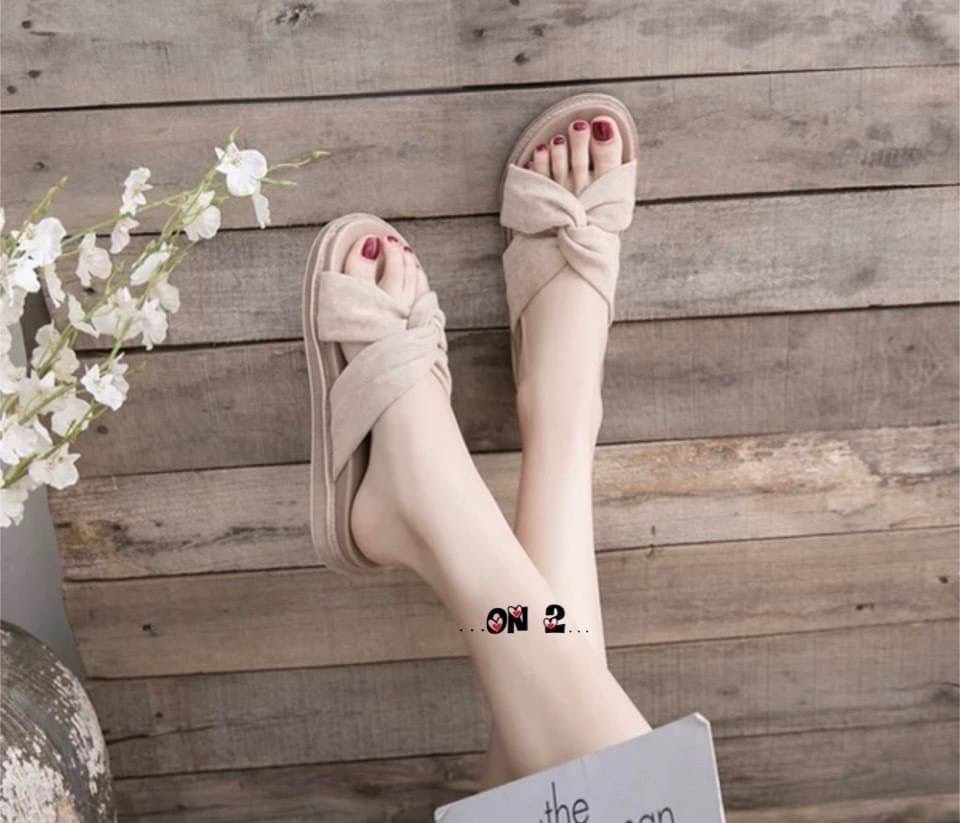 รองเท้าแตะแบบสวมเสริมส้นเล็กน้อย ด้านหน้าดีไซน์ผ้าไขว้คล้ายรูปโบดูน่ารัก ผ้าเป็นผ้าลูกฟูกเนื้อนิ่มใส่สบาย สำหรับใส่ลำลอง ใส่เที่ยวสวยๆค่ะมา2สี