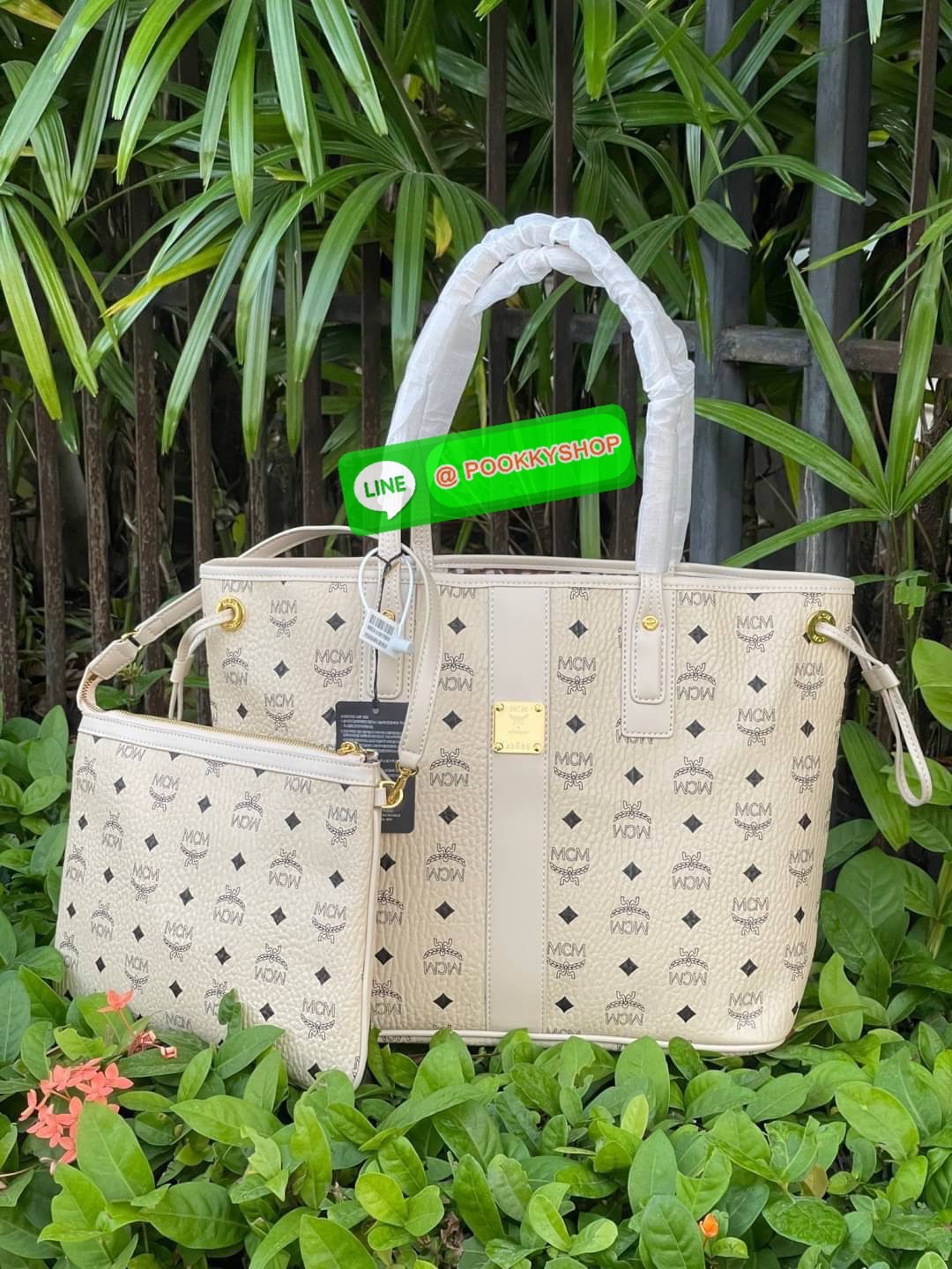 💕Mcm Liz Reversible Shopper in Visetos ขึ้นชื่อว่าเป็นกระเป๋าช็อปเปอร์ แน่นอนว่า จะต้องเหมาะสำหรับสาว ๆ ที่ชอบพกสัมภาระเยอะ ซึ่งรุ่นนี้ไม่ใช่แค่เพียงให้พื้นที่จุของกว้างขวางเท่านั้น แต่ยังออกแบบดีไซน์และรูปทรงให้มีความยืดหยุ่น มีหูรูดด้านข้างที่สา