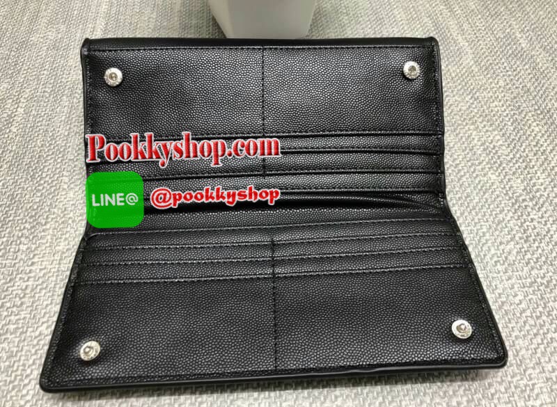 New!!! CHARLES & KEITH WALLET BAG เข้าใหม่ค่ะ!!! กระเป๋าสตางค์ใบยาว หนังคาร์เวียผสมหนังเรียบ สวยหรู ดูดี มากๆค่ะ คอนเฟิร์ม !!! กระเป๋าแบ่งเป็นสองด้าน ด้านหน้าแบบกดล็อคมีช่องโล่ง ใส่ธนบัตรช่องซิปใส่เหรียญ และช่องใส่บัตรต่างๆ อีกด้านเป็นกระดุม สำหรับใส่บัตร
