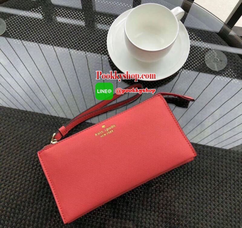 KATE SPADE Wallet Clutch Bag กระเป๋าทรงคลัชสุดคุ้มหนัง Saffiano ด้านหน้ามีโลก้แบรนด์ มาพร้อมสายคล้องมือ เปิดปิดด้วยซิปสะดวกใช้ สามารถใส่แทนกระเป๋าสตางค์ใบยาว ภายในแบ่งออกเป็น3ช่องหลัก มีช่องใส่บัตร เครื่องสำอาง เครื่องเขียน เหรียญ ไส่ไอโฟนพลัส ได้ค่ะ มีกล