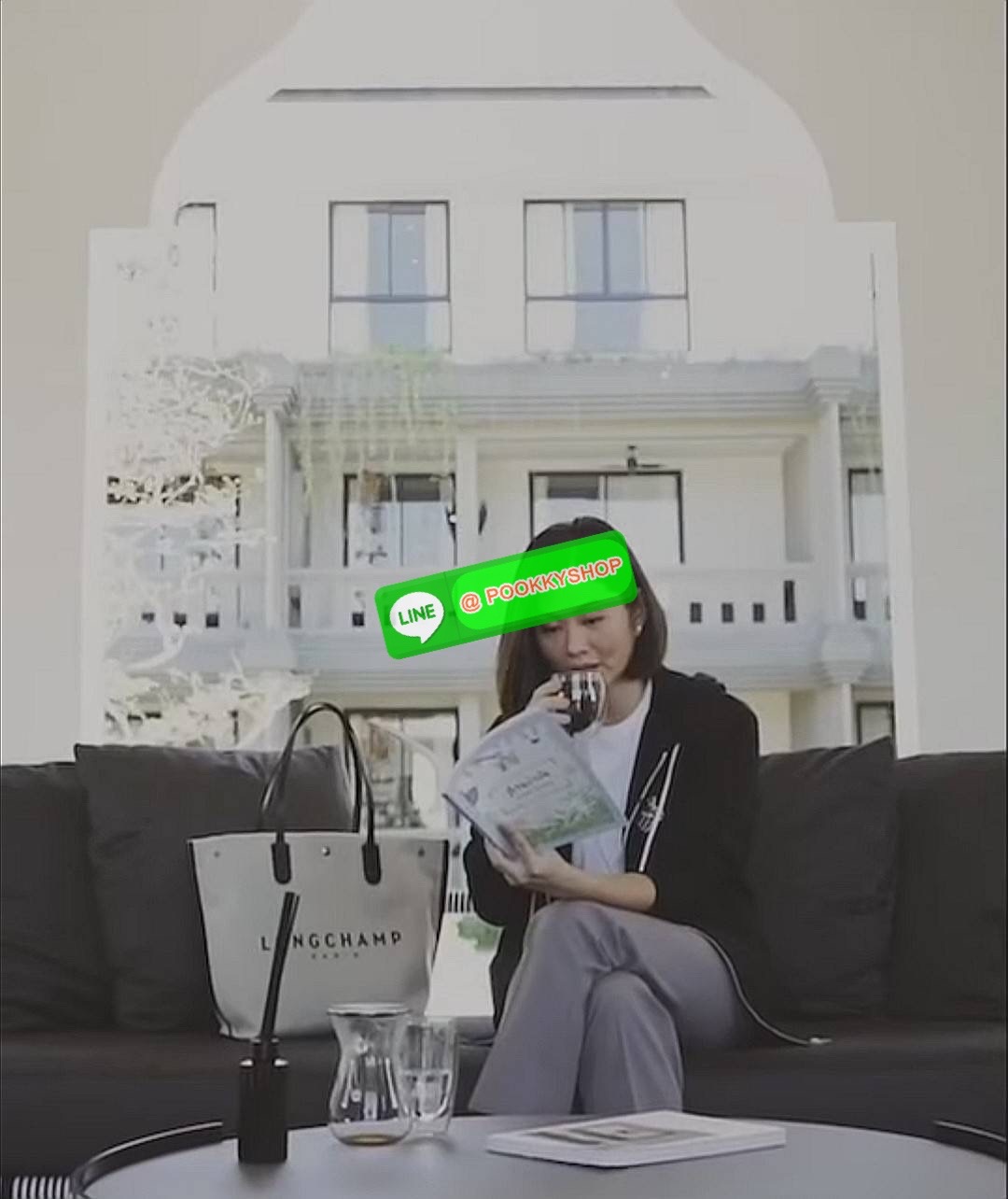 พร้อมส่งไม่ต้องรอพรี‼️LONGCHAMP ESSENTIAL TOILE SHOULDER BAG L ECRU วัสดุ Cotton Canvas & Grained cowhide คอลเลคชั่นใหม่ ฮิตสุดๆในเหล่าดาราเซเลป ด้วยดีไซน์สวยขนาดกำลังดีเนื้อหนาอยู่ทรง น้ำหนักเบา โดดเด่นที่สามารถปรับถือได้2ทรงด้วยกระดุมปรับขยายด้านข้าง หู