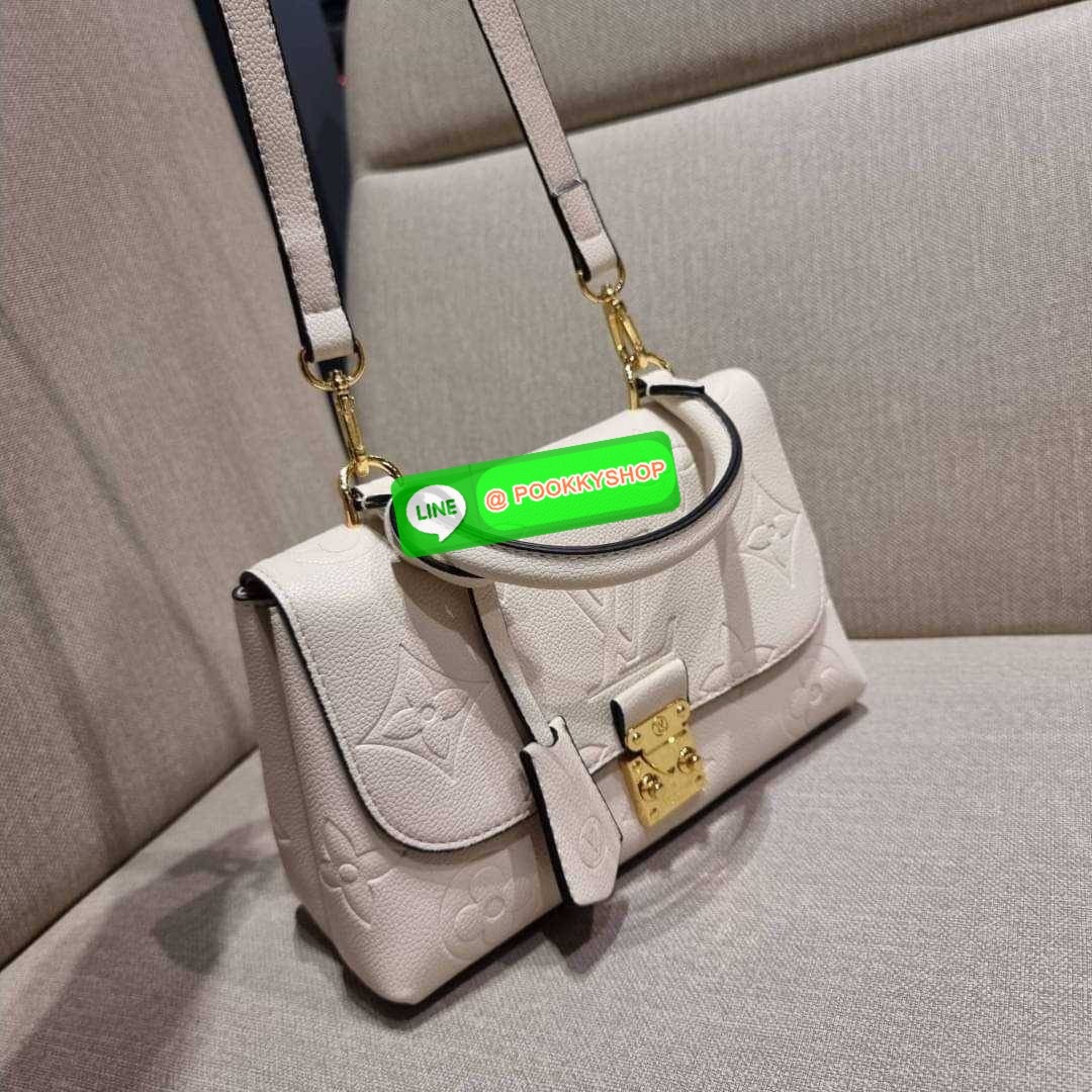 LV MADELEINE BAG ใหม่ล่าสุด อีกหนึ่งรุ่นคลาสสิคหายาก จากเคาน์เตอร์ dutyfree ที่สาวๆรอคอย กระเป๋าถือ/สะพายข้าง ดีไซน์เรียบง่าย แต่เต็มไปด้วยดีเทลความหรู วัสดุหนังวัวปั๊มลายเอกลักษณ์ เปิด‐ปิดด้วยอะไหล่กดล็อคสีทองหรู และมีพวงหนังห้อยพิเศษแถมมาให้ด้วย ภายในแบ