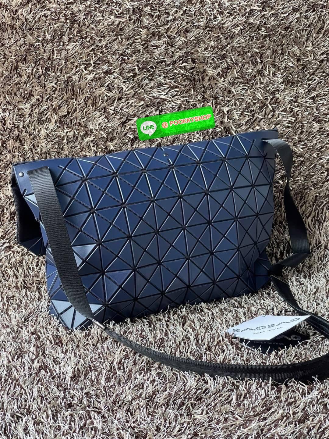 💕Baobao Issey Miyake Prism Sac ชาวมินิมอลทั้งชายและหญิงต้องถูกใจรุ่นนี้ เพราะ Prism Sac เป็นกระเป๋าแบบ unisex ที่มาพร้อมกับความเรียบง่ายของวัสดุเนื้อแมตต์ แต่ให้ลุคสไตล์เท่แบบคูลๆ โดดเด่นด้วยดีไซน์ที่ออกแบบมาให้ใช้งานที่ง่าย ตอบโจทย์ทุกสถานการณ์ฝา