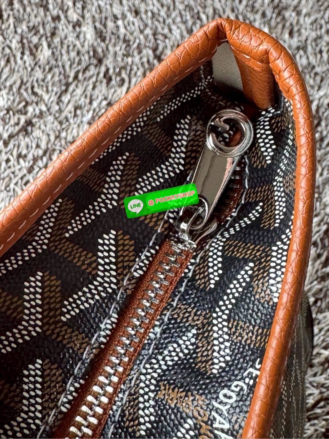 Goyard Artois PM Bag กระเป๋า Artois PM เป็นกระเป๋าที่มีซิปด้านบนเพิ่มคงามปลอดภัย ภายในพื้นที่กว้างเพื่อจัดระเบียบข้าวของของคุณ มันโดดเด่นด้วยฐานด้านล่างทั้งสองมุมเย็บต่อด้วยหนังใช้งานในแบบทางการหรือกึ่งทางการก็ได้