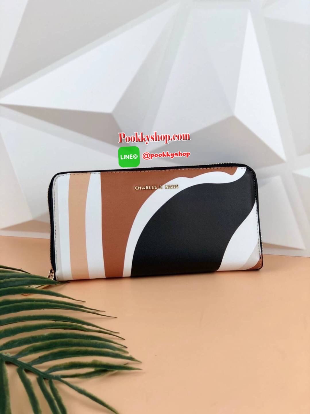 CHARLES & KEITH CROC-EFFECT MINI LONG WALLET กระเป๋าเงินใบยาวซิปรอบ ตัวหนังกระเป๋าพิมพ์ลายจรเข้ (croc) ด้านนหน้าปั๊มแบรนด์ เปิดปิดแบบซิปรอบ ก้านในจุบัตรได้ถึง 12 ใบ มีช่องซิปใส่เหรียญตรงกลาง จุบัตรจุแบงค์ สามารถใส่ iPhone plus ได้ค่า มีใบเดียวใช้ออกไปซื้อ