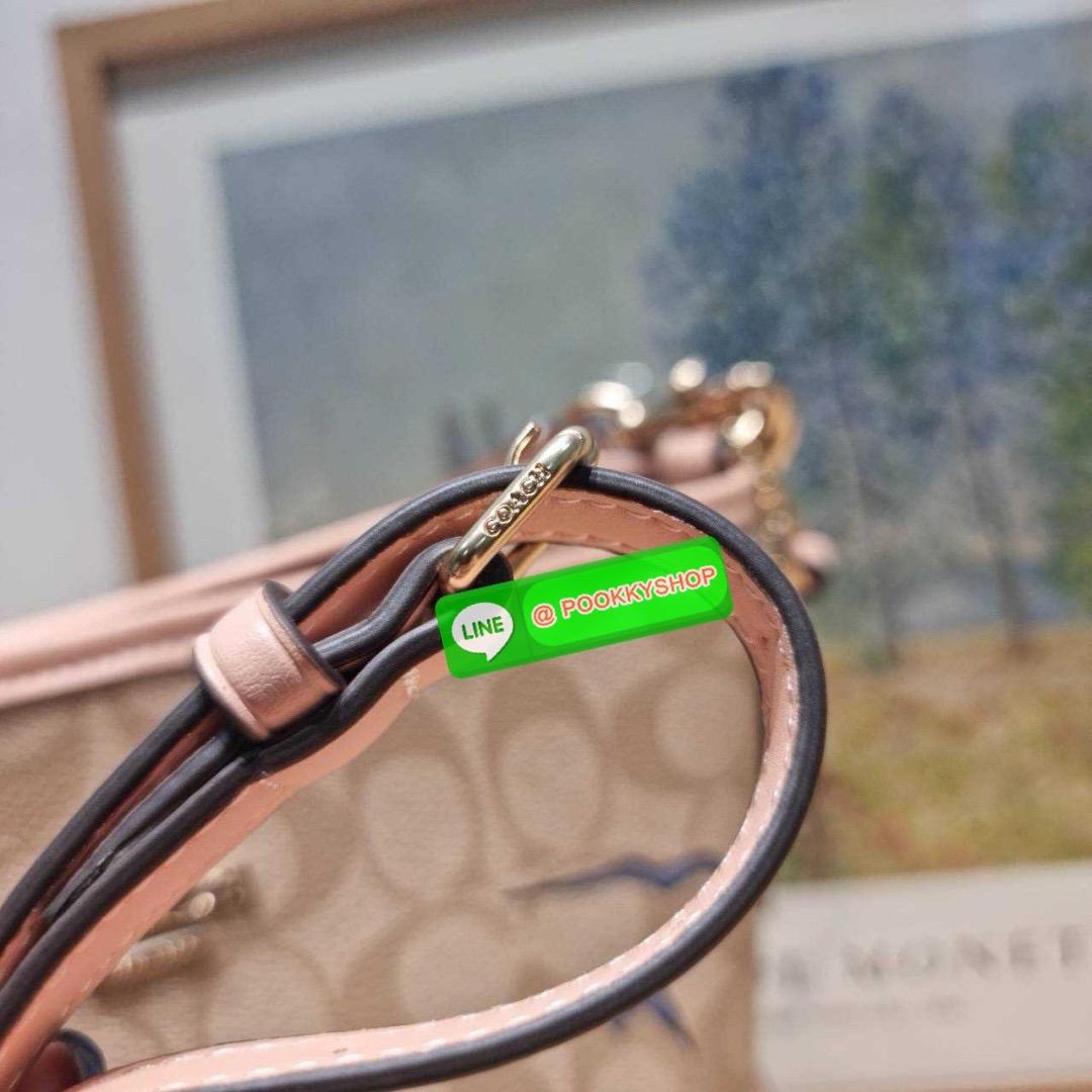 🔆 Model COACH CU394 COACH x OBSERVED BY US CITY BUCKET BAG IN SIGNATURE CANVAS 🔆 Details ใหม่! กระเป๋าสะพายทรงบัคเก็ต ดีไซน์รูปทรงคลาสสิค อินกับกระแสสุดๆ ตกแต่งลวดลายให้น่าใช้ขึ้น และยังมีกระดุมแม่เหล็กปิดปากกันของหล่น มาพร้อมสายสะพายถึง 2