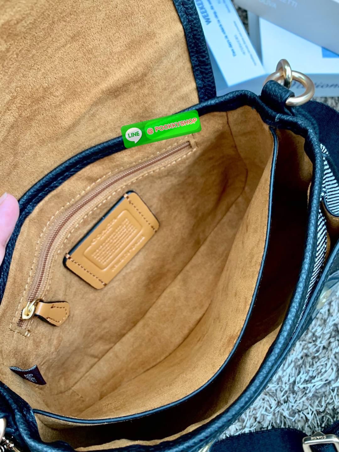 COACH LUCY CROSSBODY BAG((CA622)) 🔹พร้อมส่ง กระเป๋าสะพายแบบครอสบอดี้ร์ ทรงเก๋ วัสดุ แคนวาส+หนังแท้ ได้ลงตัวสวยงาม 🔹เปิดปิดกระเป๋าแบบกระดุมแป๊กสองข้าง ภายในมีข่องให้ใส่ของ3ช่องด้วยกัน ช่องค่อนข้างกางออกได้กว้าง จุของได้หลายอย่างเลยค่ะ มีช่อ