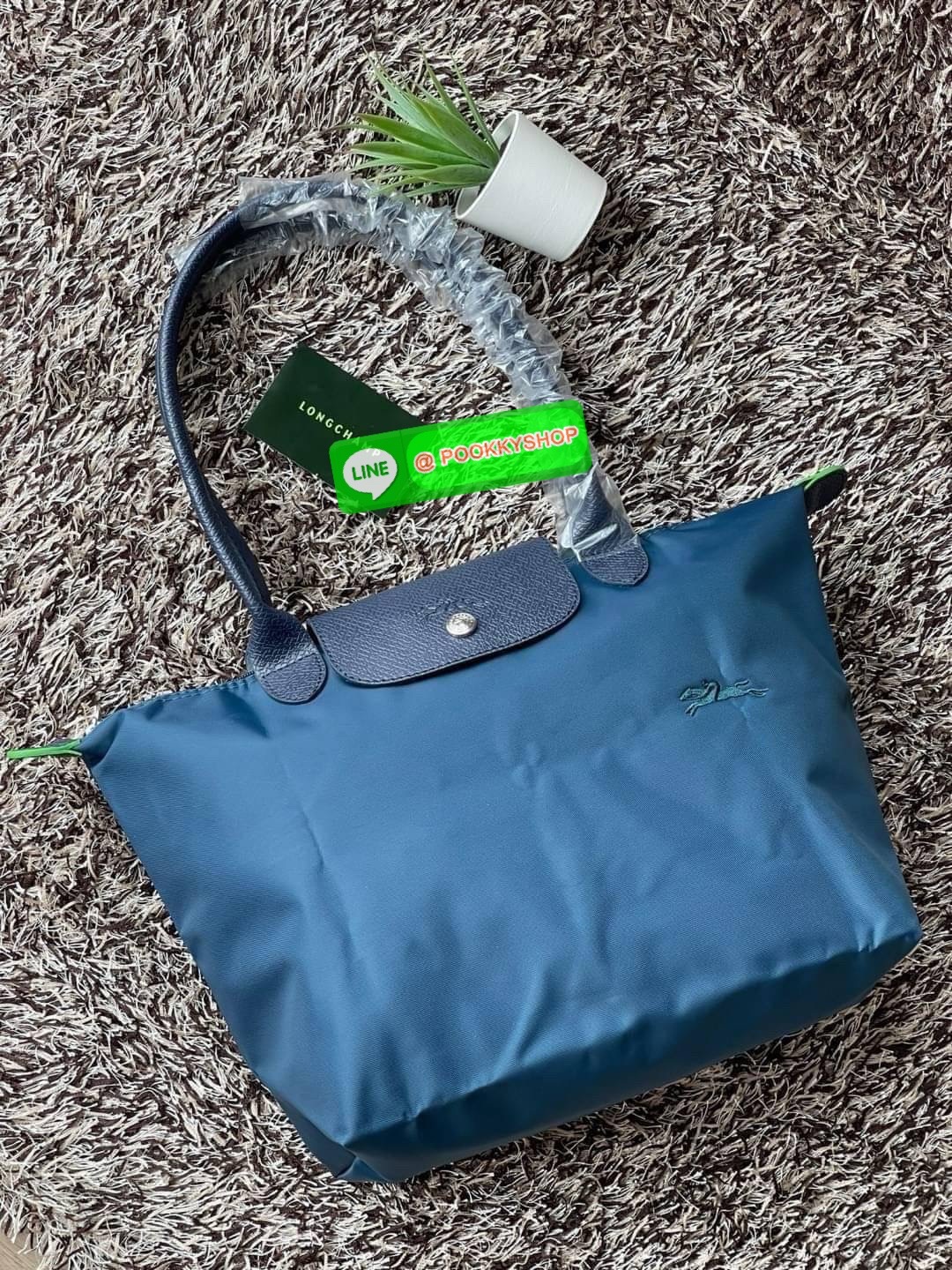 LONGCHAMP LE PLIAGE GREEN Shoulder bag S กระเป๋าใบนี้ดึงดูดใจคุณด้วยรูปทรงมินิมอลและกะทัดรัด หูกระเป๋าที่ยาวช่วยให้คุณสะพายไหล่ได้อย่างสบาย การปิดด้วยซิปช่วยให้มั่นใจได้ว่าสิ่งของทั้งหมดของคุณปลอดภัย Longchamp ดึงแรงบันดาลใจจาก origami สร้าง LE Pliage Gre