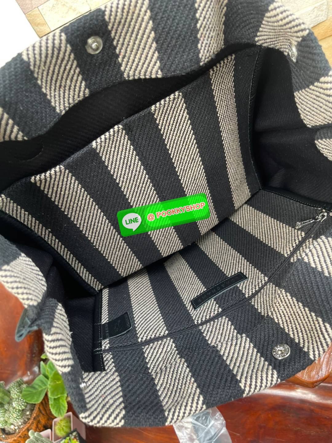 💕 Longchamp Essential Stripes shoulder bag อีกหนึ่งคอลเลคชั่นสำหรับใครที่ต้องการกระเป๋าแบบใช้งานได้ในหลาย ๆ โอกาส การเลือกกระเป๋าขนาดเล็กย่อมไม่สะดวกและไม่ครอบคลุมต่อการใช้สอยอย่างแน่นอน Longchamp รุ่นนี้สามารถตอบโจทย์ ในการใช้งานที่หลากหลายขึ้น เ