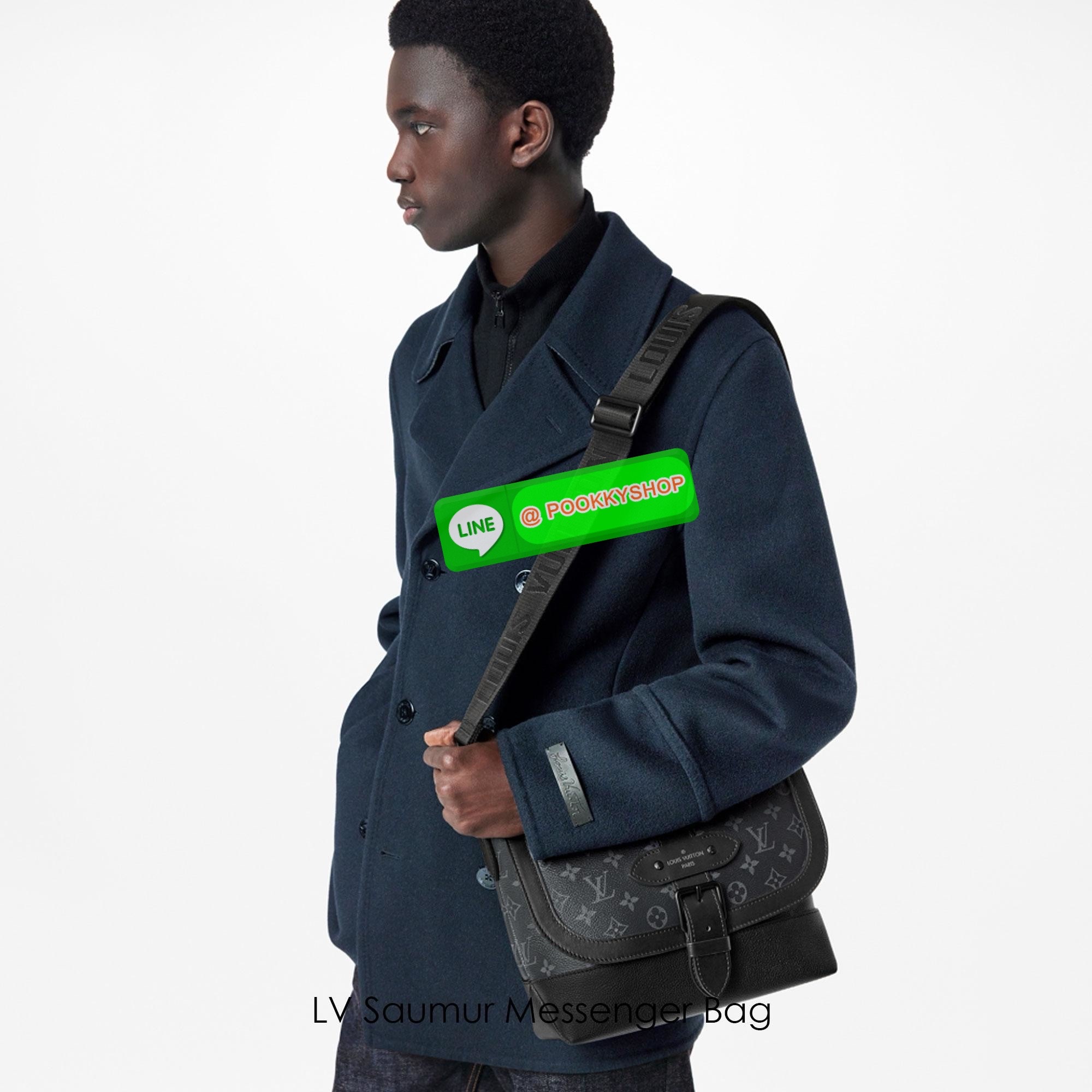 LV Saumur Messenger Bag Monogram Eclipse Canvas Bag กระเป๋าสะพายทรงแมสเซ็นเจอร์ ดีไซน์ทันสมัย คอลเลคชั่นสุดหล่อ ดีไซน์คลาสสิคแฝงดีเทลความหรู ที่ทำให้หนุ่มๆใช้ได้ไม่มีเบื่อ เปิด-ปิดกระดุมแม่เหล็ก ใช้งานง่ายและสะดวก ภายในโล่งกว้างมากๆ มีช่องย่อยแบ่งสัดส่วน