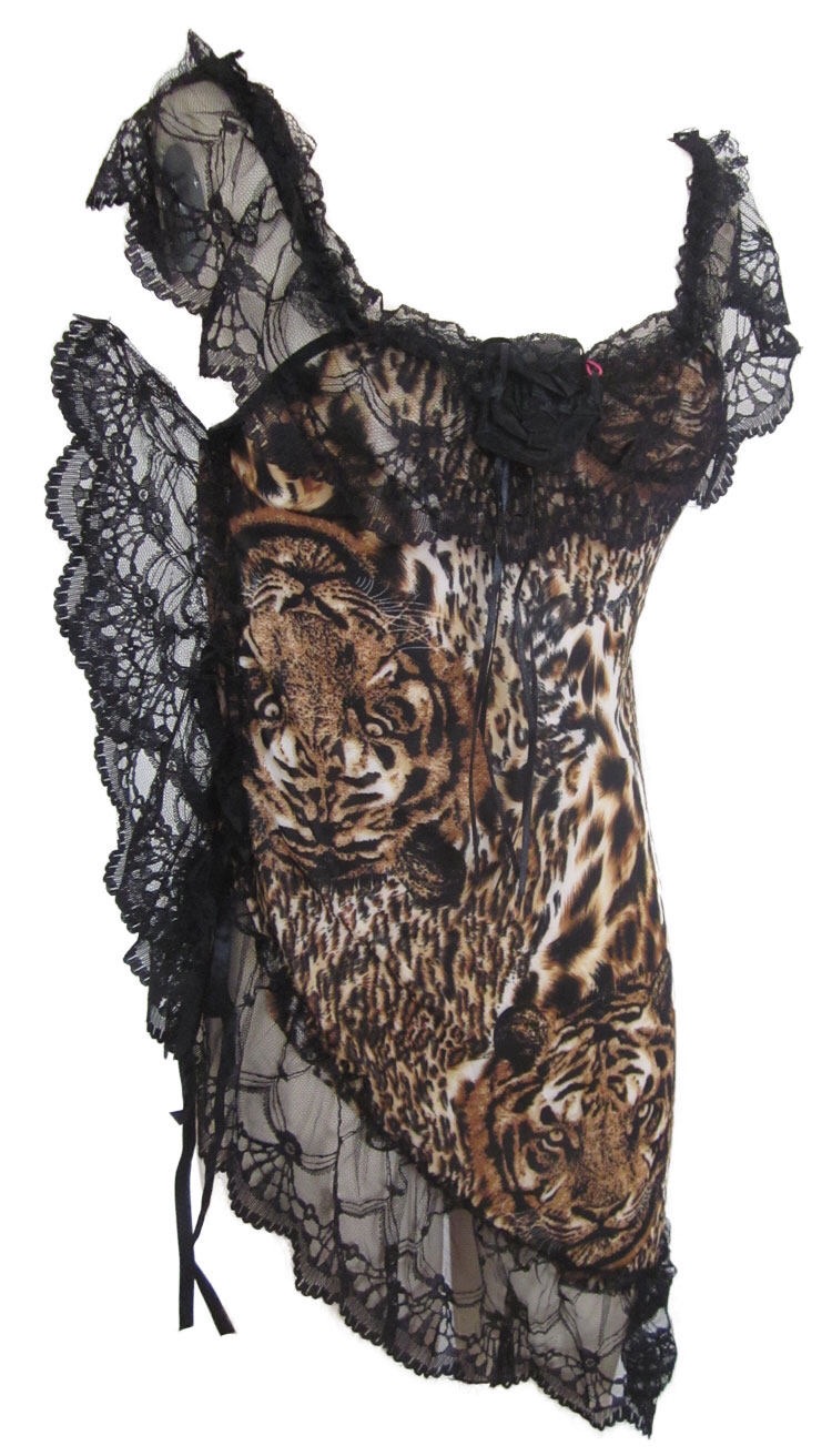 ชุดนอนเซ็กซี่ ชุดนอน ลายเสือ แต่งขอบด้วยลูกไม้ซีทรูรอบชายกระโปรง และสาย เพิ่มลูกเล่นเก๋ๆ แบบผ่าข้าง และมีเชือกผูก แบบยั่วยวนและเซ็กซี่มากๆคะ + G string เข้าชุด คะ