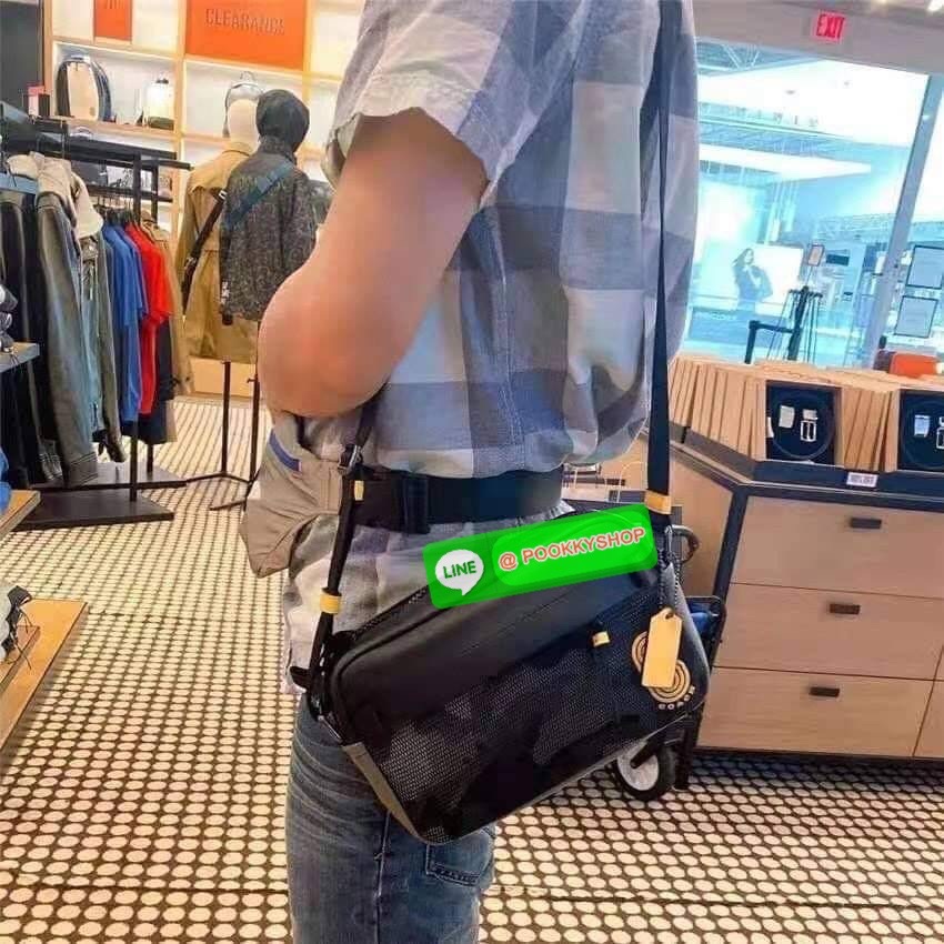 COACH 2373 EDGE CROSSBODY ความเท่ never die!! กระเป๋าครอสบอดี้ทรงยอดฮิต ที่หนุ่มๆไม่ควรพลาด รูปทรงดีไซน์คลาสสิค ใช้งานง่าย วัสดุหนังแท้สลับแคนวาส โดดเด่นด้วยลูกเล่นโทนสี ตัวกระเป๋ามีซิปหลัก และซิปด้านหน้า พร้อมช่องแยกด้านหลัง ใส่ของไปเลยเน้นๆ ใส่โทรศัพท์ม