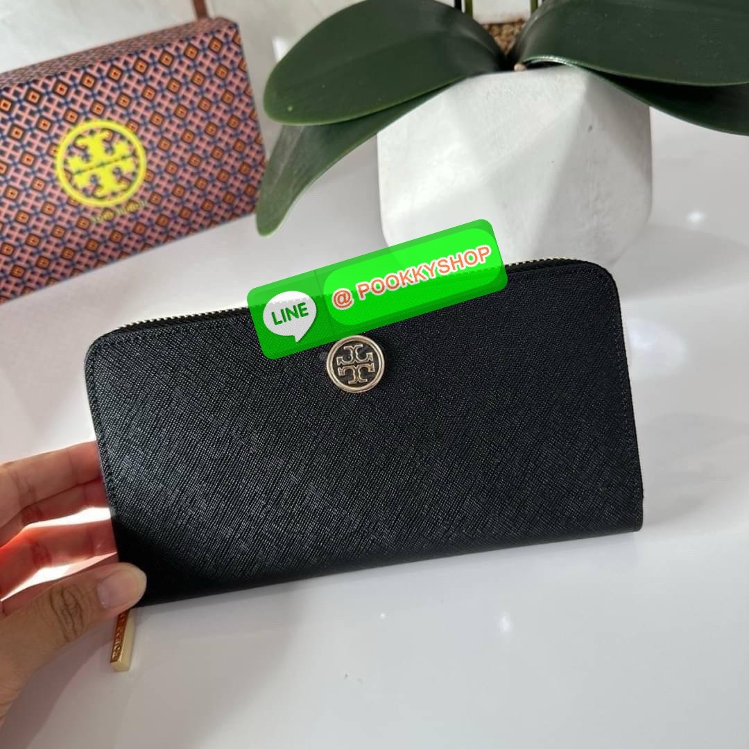 TORY BURCH ROBINSON MULTI GUSSET ZIP CONTINENTAL WALLET กระเป๋าสตางค์ใบยาว แบ่งสัดส่วนด้วยช่องซิปตรงกลางสำหรับใส่เหรียญ มีช่องใส่บัตร และใส่ธนบัตรได้ วัสดุหนังแท้ เปิด-ปิดกระเป๋าแบบซิปรูด ใส่โทรศัพท์มือถือได้ วันชิวๆพกกระเป๋าสตางค์ใบเดียวสะดวกมากค่ะ