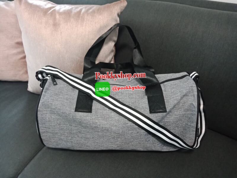 NEW ARRIVALS!!! VICTORIA'S SECRET PINK GYM DUFFLE BAG กระเป๋าเดินทางใบใหญ่ ด้านหน้าสกรีนลาย PINK สุดคลาสสิค และมีช่องซิปให้อีกหนึ่งช่อง ช่องเก็บของใหญ่เปิด-ปิดด้วยซิปเดียวปั้มโลโก้ PINK ด้านในบุด้วยผ้าปั้มลายแบรนด์ พร้อมช่องซิปใส่ของขนาดเล็ก สายสามาร