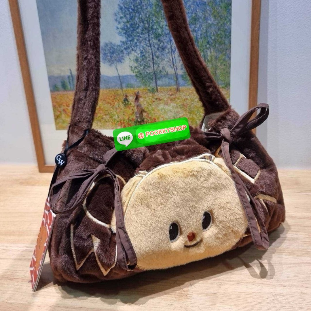 Gentlewoman x Butterbear fluffy dumpling bag 🔆 Details กระเป๋าที่มัมหมีต้องไม่ปล่อยผ่าน น้องหมีเนยน่ารักไม่ไหว และมาในรูปแบบกระเป๋า dumpling สุดฮิต บอกเลยว่าเหมาะกับคริสต์มาสที่จะถึงนี้มาก ดีไซน์น้องหมีเนยโดดเด่น ปากกระเป๋าสามารถรูดเก็บทรงได้ และม