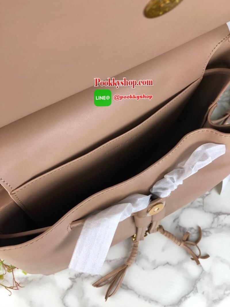 Charles & Keith Textured Tassel Shoulder Bag กระเป๋าเอนกประสงค์ ใช้ได้หลายแบบ! ตัวกระเป๋าแต่งด้านหน้าเป็นหนังกลับ-ช่วงด้านหลังเป็นหนังเรียบ (ยกเว้นสีครีม!! เป็นหนังเรียบทั้งใบ) มีพู่ห้อยด้านหน้าเก๋มาก เปิดปิดแบบกระดุมแม่เหล็ก ปรับทรงได้โดยการดึงหูรูดด้านห