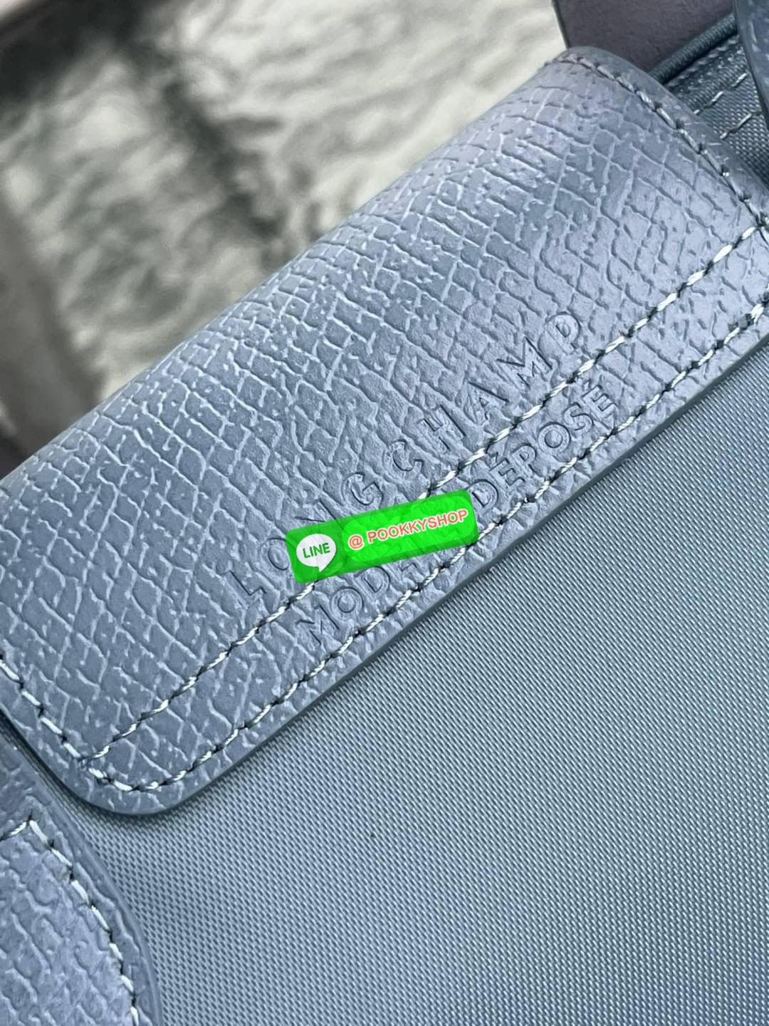 Longchamp x André XS Le Pliage Top Handle Bag พบกับคอลเลคชั่นสุดพิเศษจากลองฌองป์ ‘Longchamp & André’ ที่มีศิลปินกราฟิตี้ชื่อดัง อังเดร ซาไรวา (Mr. André Saraiva) เจ้าของคาเรคเตอร์การ์ตูนสุดร่าเริงอย่าง ‘มิสเตอร์เอ (Mr. A)’ มาร่วมออกแบบกระเป๋าคอลเลคชั่นพิเ