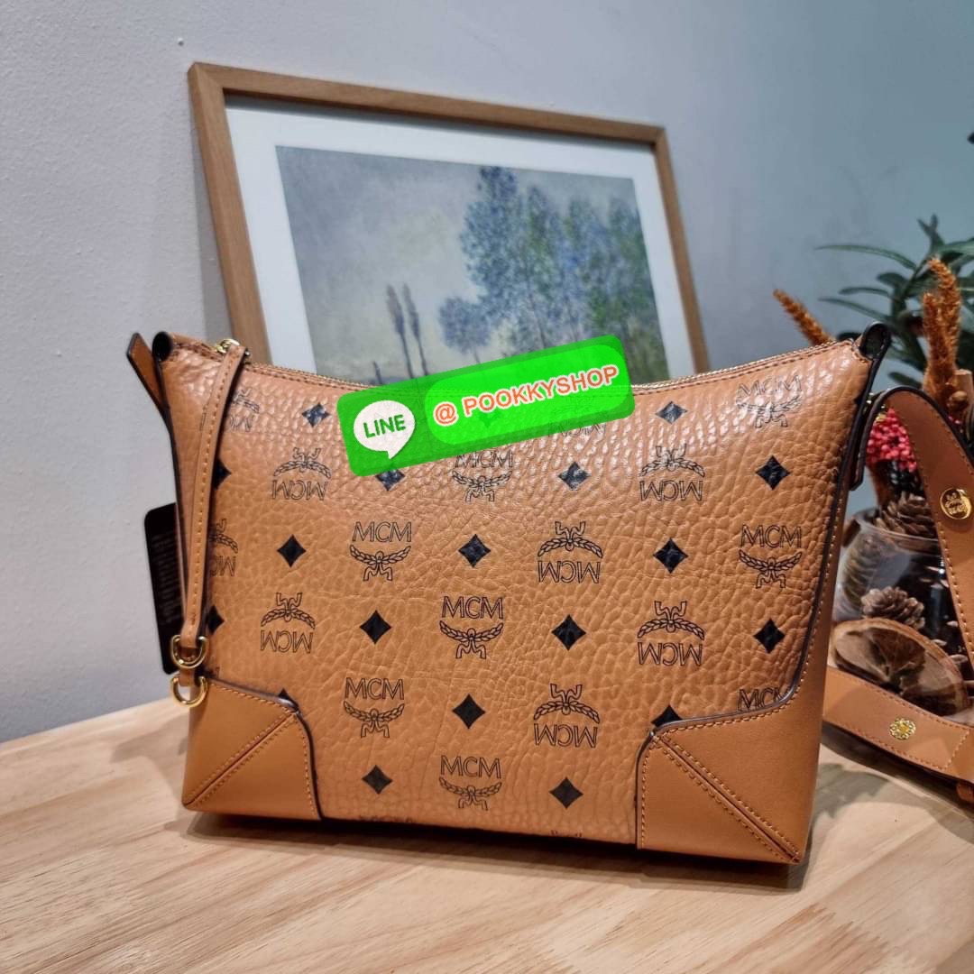 MCM KLARA SHOULDER BAG IN VISETOS ไอเท็มยอดฮิตที่ใครๆต่างก็ตามหา กับกระเป๋าสะพาย สะดวกใช้ ขนาดกำลังดี ดีไซน์เรียบง่าย แต่ซ่อนความหรูคงเอกลักษณ์ วัสดุหนังแคนวาสคุณภาพ รูปเปิด-ปิดง่ายด้วยซิป ภายในโล่งกว้าง ใส่ของจำเป็นในชีวิตได้สบายๆ จัดให้พร้อม original bo