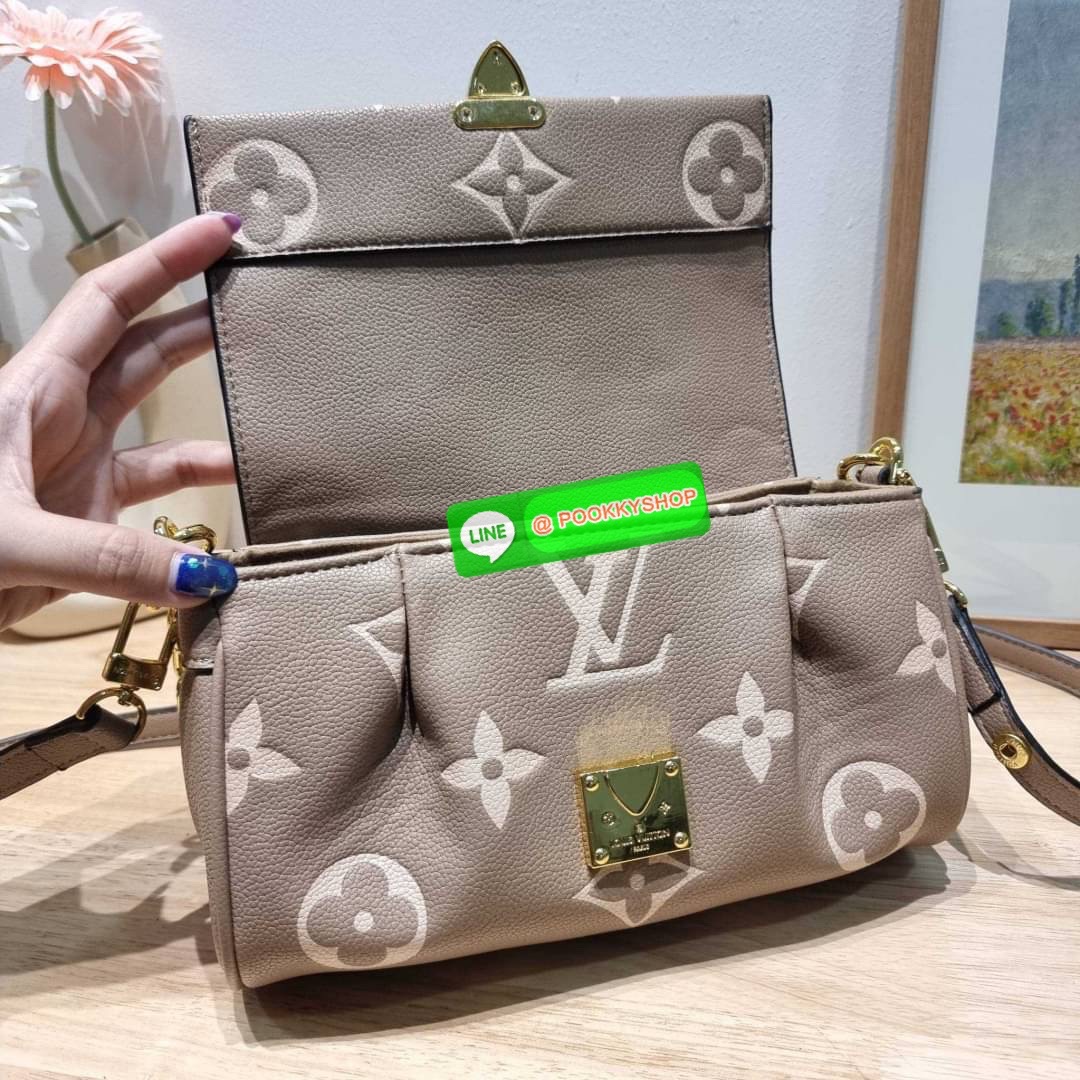 New in กระเป๋าสะพายคอลใหม่ล่าสุด สวยหรู ดูแพง ดีไซน์รูปทรงออกมาให้ใช้งานได้ง่าย เปิด-ปิดด้วยอะไหล่แม่เหล็ก ภายในโล่งกว้าง ใส่ของสำคัญได้ครบ มาพร้อมสายสะพายถึง 2 แบบ สายโซ่สะพายไหล่อัพความหรู และสายหนังที่ปรับยาวสั้นได้ สะพายข้างชิลๆก็ดูดี จัดให้พร้อมเสิร์