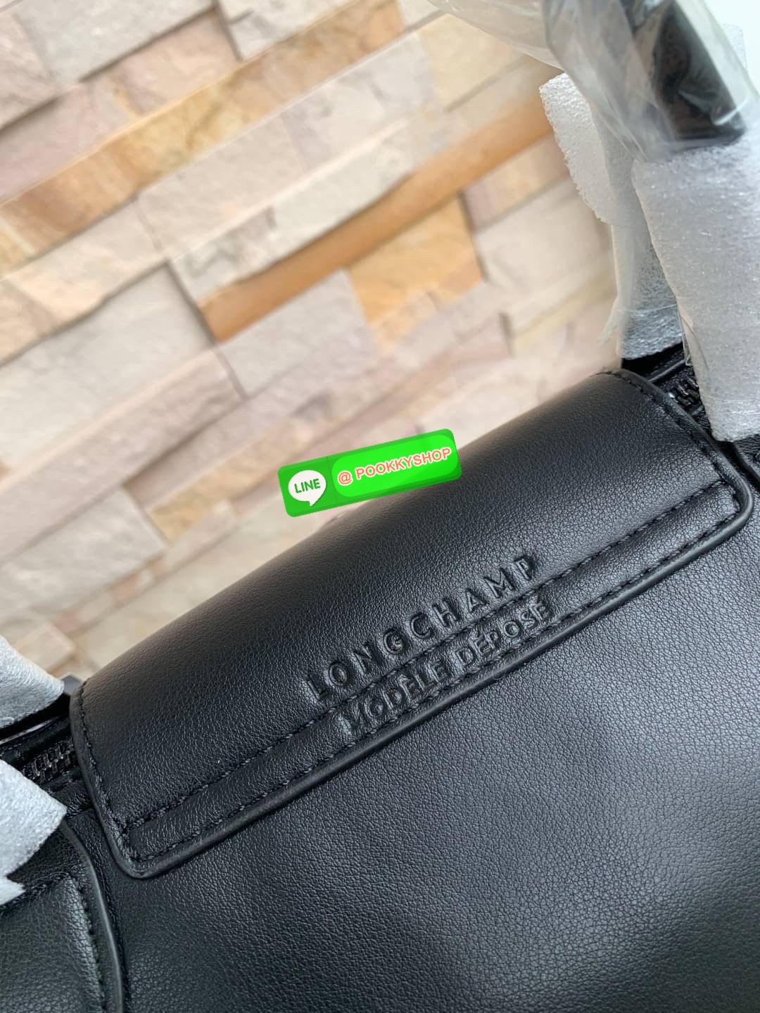 Longchamp LE PLIAGE CUIR TOP HANDLE BAG S เรียกว่าเป็นกระเป๋าอีกหนึ่งรุ่นที่ไม่ว่ายังไงก็ฮอตฮิตและติดเทรนด์ตลอดไม่เคยเปลี่ยนกับ ทรง Le Pliage Cuir หนึ่งในตระกูลกระเป๋าสุดไอคอนิกจากแบรนด์ เมื่อรุ่น Le Pliage Cuir ในรูปแบบของหนังแกะ Metis ได้ถือกำเนิดขึ้นใน