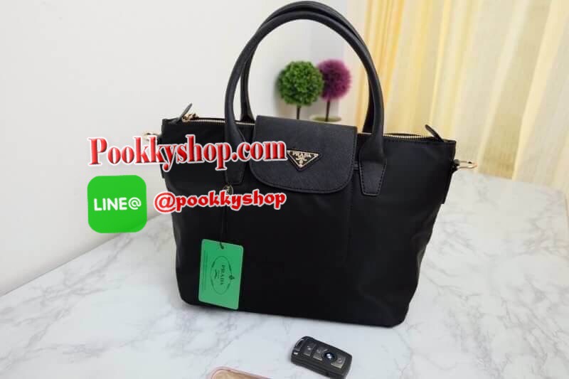 Re-stock Best seller พรีเมี่ยมกิ้ฟจากเคาเตอร์ต่างประเทศ กระเป๋า สวยๆ จาก แบรนด์ PRADA เป็นกระเป๋า ใบสวยรุ่นหายาก ขนาดกำลังดี เลิศมาก ใช้แล้วไฮโซ สวยเกินราคาแน่นอนคะ ภายในมีช่องแบ่ง เก็บของอย่างดี ใบนี้ ห้ามพลาดเลย มาจำนวนจำกัดนะคะ