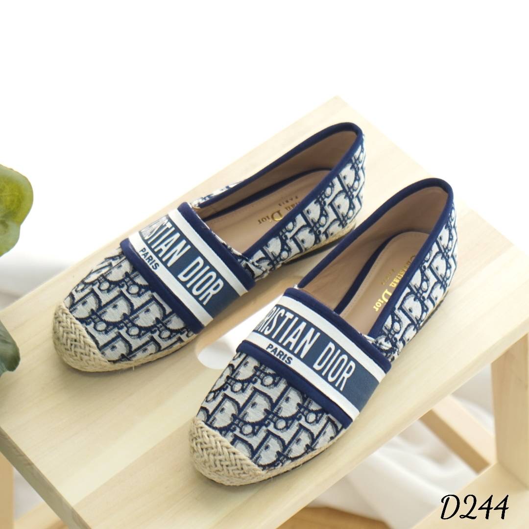 พร้อมส่ง แบบขายใหม่ รองเท้าคัทชู ส้นแบน ทรงสวม งานDIOR ผลิตจากผ้าแคนวาส ตกแต่งคาดหน้าด้วยโลโก้ งานตัวจริงสวยมาก บอกสั้นๆว่า เริ่ด หรู ดูแพงสุดเลยจ้า