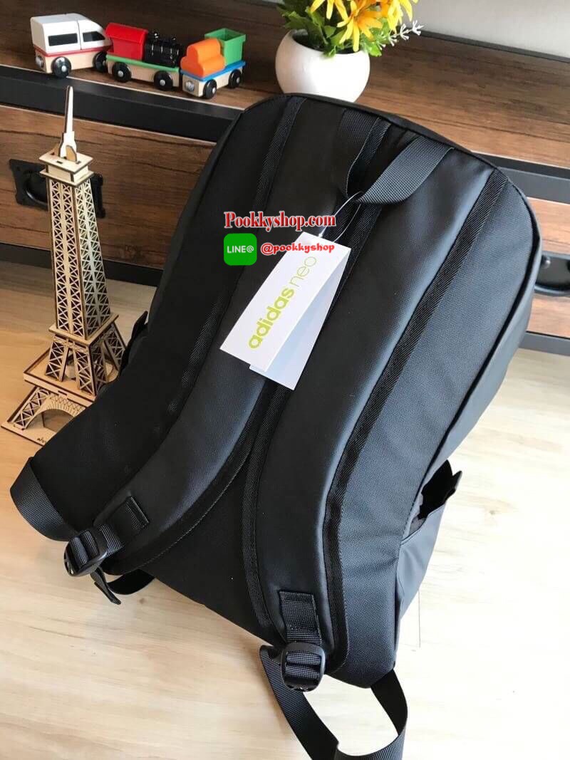 Adidas Large Backpack กระเป๋าเป้สะพายหลังทรงสปอร์ต น้ำหนักเบา ช่องหลักเปิดปิดด้วยซิปคู่ ใส่หนังสือเรียน เอกสารอื่นๆได้ มีช่องแยกใส่แล็ปท็อป ด้านหน้ามีอีก1ช่องซิปบุตาข่ายเพื่อการระบายอากาศที่ดี สไตล์แบบunisex ใครจะออกทริป ไปเที่ยว เล่นกีฬา แนะนำใบนี้เลยคร้