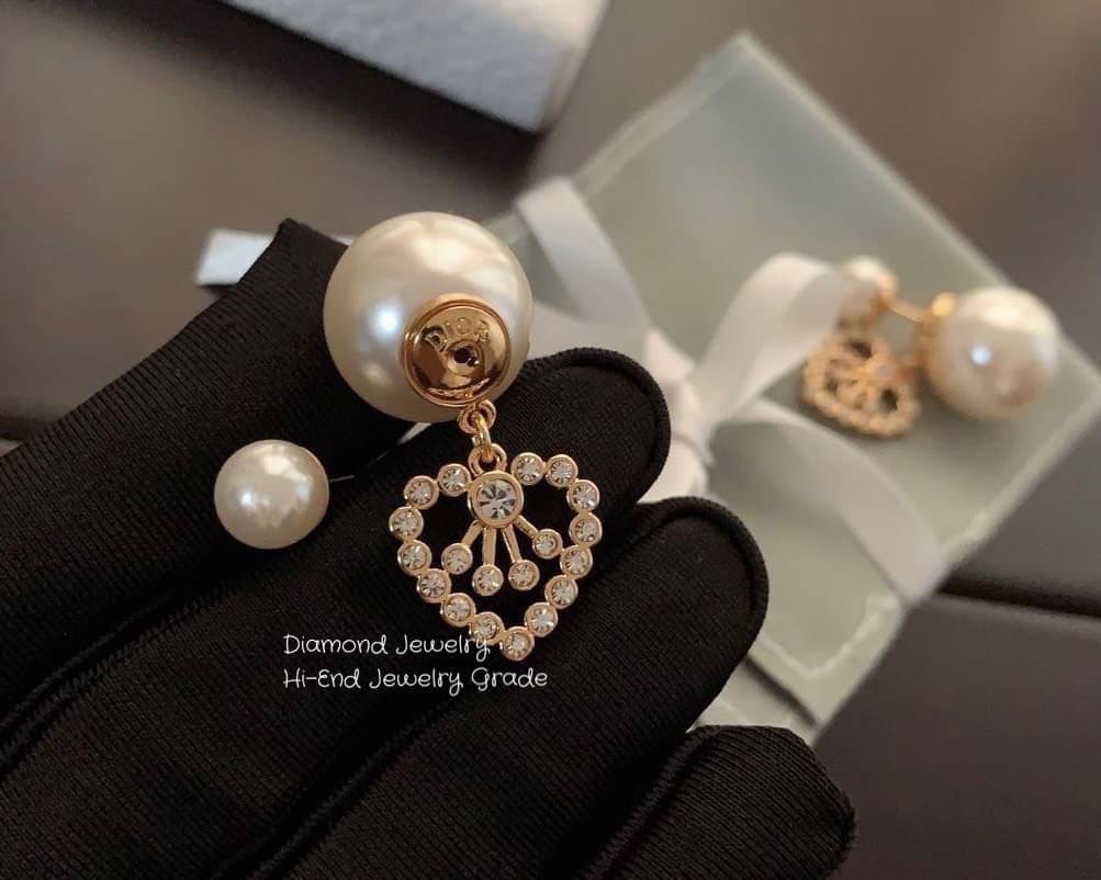 Super Hi-End Quality !!!!! ((เกรด 1:1 ดีที่สุดในท้องตลาด แสตมครบค่ะ)) Dior Tribales Earrings คอลเลคชั่นใหม่ล่าสุดเลยคร่า งาน 1:1 เหมือนในช็อปเป๊ะๆ ต่างหูดิออรุ่นใหม่ ล่าสุดชนช็อป ดีไซน์สวยมากๆค่ะ ประดับอะไหล่ทองเงาอย่างดี งานสวยไร้ที่ติดนะคะ สาวกดิออต้องไ