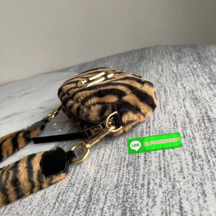 March Jacop The Snapshot Tiger Stripe Plush Bag เสือต้องมานะแม่ปีนี้ เฮงๆรับปีเสือด้วยกระเป๋าลายเสือจากแบรนด์ March Jacop กันค่า เป็นกระเป๋าถือหรือสะพายข้างขนฟูๆนุ่ม วัสดุผ้าขนสัตว์ Polyester ด้านหน้าประดับด้วยโลโก้ J อันเป็นสัญลักษณ์ของแบรนด์ อะไหล่ทองหร