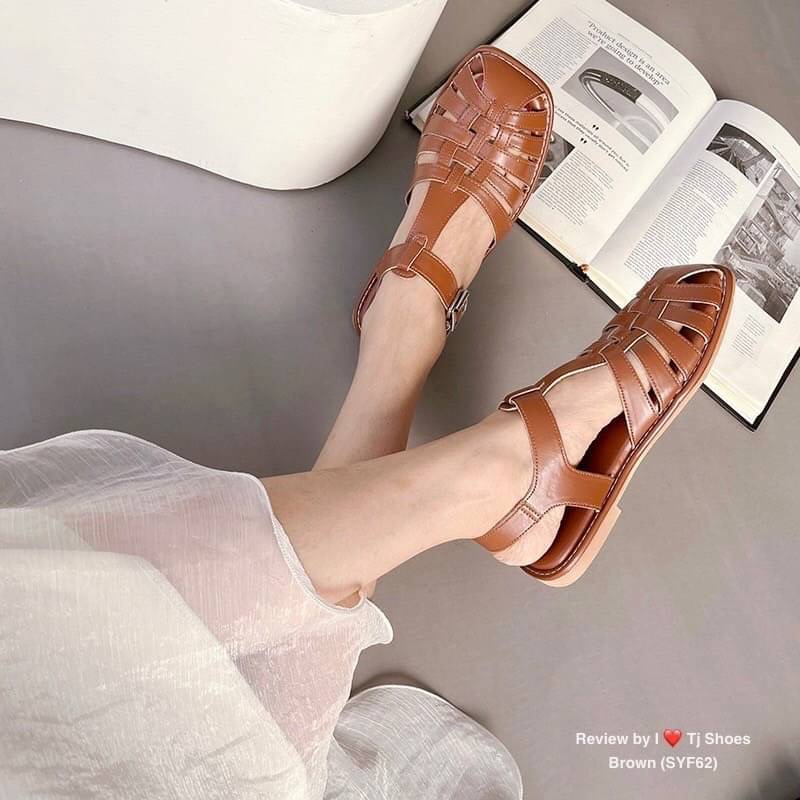 !! พร้อมส่งรองเท้ารัดส้นนำเข้าสวยเก๋ขายดีมากๆ !!! - หนังรุ่นนี้ใส่ดีมาก ใส่เดินสบาย - มีรูระบายอากาศ ใส่แล้วเท้าไม่อับ - สายสามารถปรับให้กระชับได้ - จับแมทกับชุดง่าย ใส่แล้วดูเกร๋ดูน่ารักมากๆ - ทางร้านถ่ายรูปจากสินค้าจริง *** ของจริงงานดีสวยเป๊ะมาก สวยเกิ