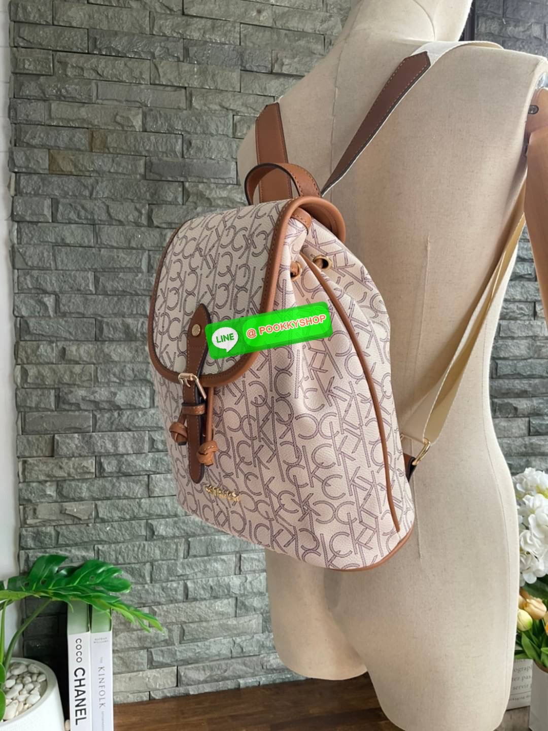 Calvin Klein Monogram Backpack Must Have!! 💕เป็นอีกหนึ่งรุ่นของมันต้องมี สวยหรูดูแพงมาก สำหรับรุ่นนี้ และมีฟังชั่นช่องการใช้งานที่น่าใช้ที่สุด!!! 💕 กระเป๋าสะพายเป้รุ่นใหม่ชนช้อป รุ่นยอดนิยม วัสดุ PVC คุณภาพดี หนังนิ่มสวย ฐานกระเป๋าแข็ง ตั้