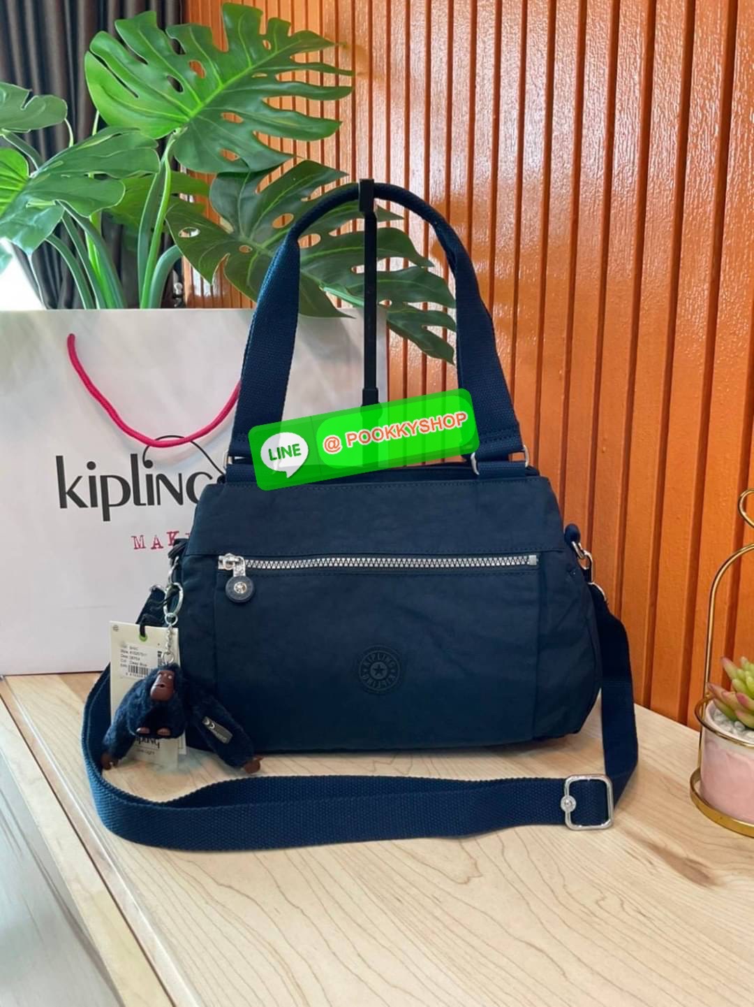 Kipling Damen Orelie Henkeltasche รุ่น K15257 กระเป๋าถือ/สะพาย Crossbody ขนาดกำลังดี หูกระเป๋ายาวสามารถคล้องบ่าได้ วัสดุpolymode100% ผ้ากันน้ำ กระเป๋ามีน้ำหนักเบา มีช่องซิป ด้านหน้า และ ด้านหลัง ภายในแบ่งเป็น 3 ช่องหลักใช้งาน ช่องซิปกลางแยกเป็นสัดส่วน จุข