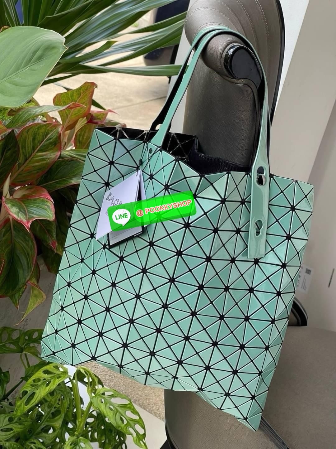 Baobao Issey Miyake Prism Frost ToTe Bag ซีรีส์ที่มีความแวววาวนุ่มนวลและมีลวดลายคล้ายเกรนของผ้าเพื่อสร้างลุคที่มีเท็กซ์เจอร์ กระเป๋าโท้ตที่มีให้เลือกอย่างหลากสี มีกระเป๋าซิปด้านในที่สามารถเก็บของมีค่าได้อย่างปลอดภัย เช่น บัตรโดยสารประจำและกุญแจ กระเป๋าโท้