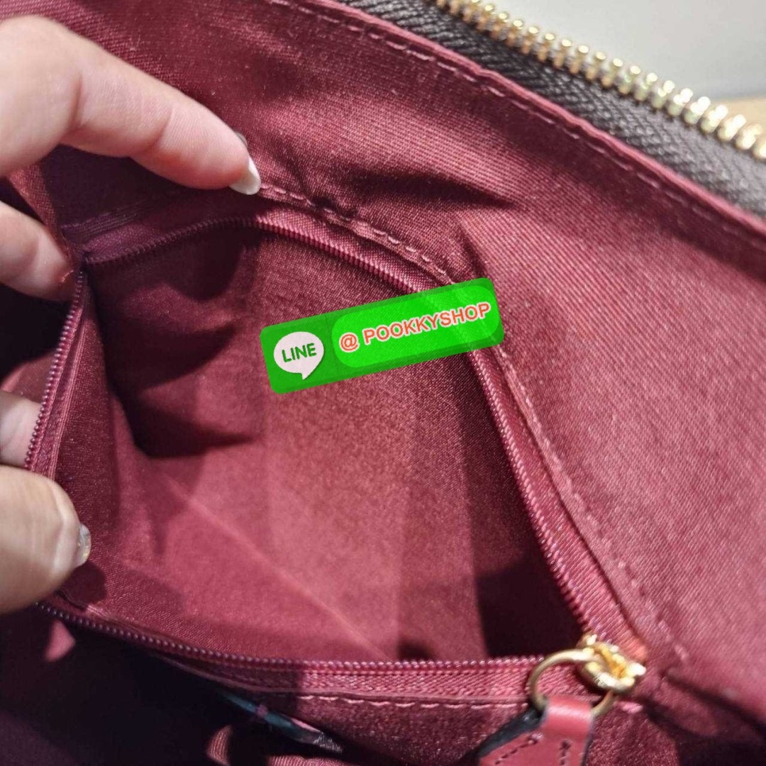 COACH CI791 MARA HOBO IN SIGNATURE CANVAS 🔆 Details รุ่นใหม่ พร้อมสีใหม่ก่อนใคร กับกระเป๋าสะพายทรงโฮโบ ใบใหญ่จุใจ ดีไซน์ออกมาให้รูปทรงดูหรู สุดพิเศษที่มีสายสะพายมาให้ถึง 2 แบบ เป็นสายสั้นสำหรับสะพายไหล่ และสายยาวสำหรับสะพายข้าง สามารถสลับใช้ได้ตาม