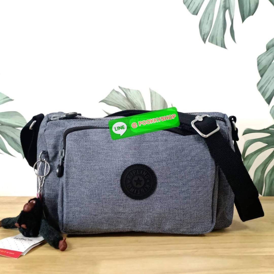 KIPLING RETH CROSSBODY BAG ซับในตาราง วัสดุ Nylon+polyester กระเป๋าสะพายข้างหรือ สะพาย Crossbody ได้ ช่องหน้าเปิด-ปิด ด้วยซิป พร้อมช่องแยกบ่อยด้านข้าง ช่องหลัก 2 ช่อง ด้านในโล่งกว้าง สามารถจุสัมภาระได้เยอะ พร้อมช่องซิปหลัง สายสะพายปรับระดับสั้น-ยาว ได้ fr