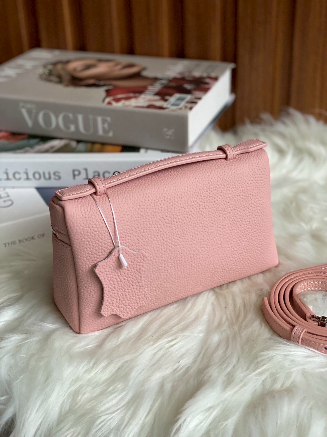 LP กระเเสเรียบหรูดูเเพงเเบบไม่ตะโกน ต้องยกให้รุ่นนี้เลยค่า งานตัดเย็บสวยมากกก เป็นหนังวัวเเท้ สัมผัสดีมากก จุของให้ครบ มือถือใส่ได้ทุกรุ่น มาพร้อมสายสะพายยาว