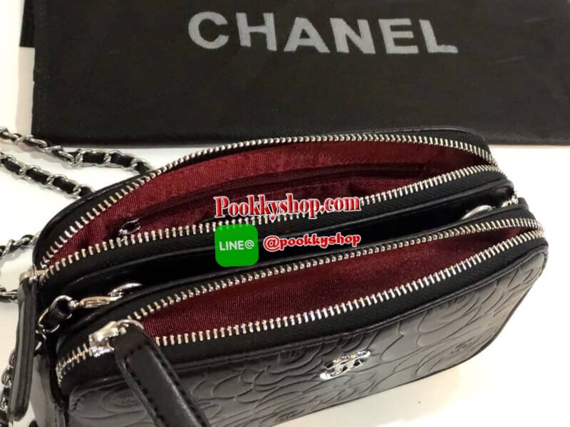 New Arrival chanel พร้อมส่งค่ะ หนังแกะสังเคราะห์ทรงสวย ลายดอกคามิเลีย ขนาดกำลังดีสวยมากค่ะ มี 2 ช่อง สำหรับใส่มือถือหรือของจุกจิก มี ช่องซิปกลาง และข้าง มีช่องใส่บัตรได้ 3 ใบ ใส่มือถือได้ทุกรุ่น เปิดปิดกระเป๋าช่องหลักแบบซิป อะไหล่เงิน พร้อมสายโซ่ยาว เส้นถ