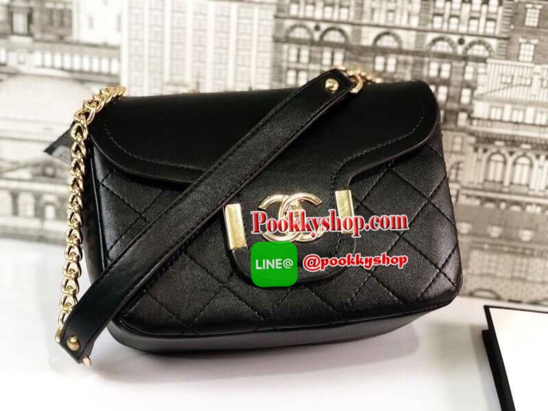 Chanel อเนกประสงค์ รุ่น Limited edition วัสดุหนังแกะเรียบขนาดเล็กกะทัดรัดน้ำหนักเบามีช่องใส่ของจุกจิกเปิดปิดด้วยฝาปิดกระดุม และซิป มีช่องใส่บัตร ช่องซิป ใส่กระเป๋าสตางค์ใบกลางได้ค่ะตัวจริงสวยมากๆถูกใจรีบจองนะคะใส่มือถือได้ทุกรุ่นสายสะพายยาวคู่สะพายได้สองแ