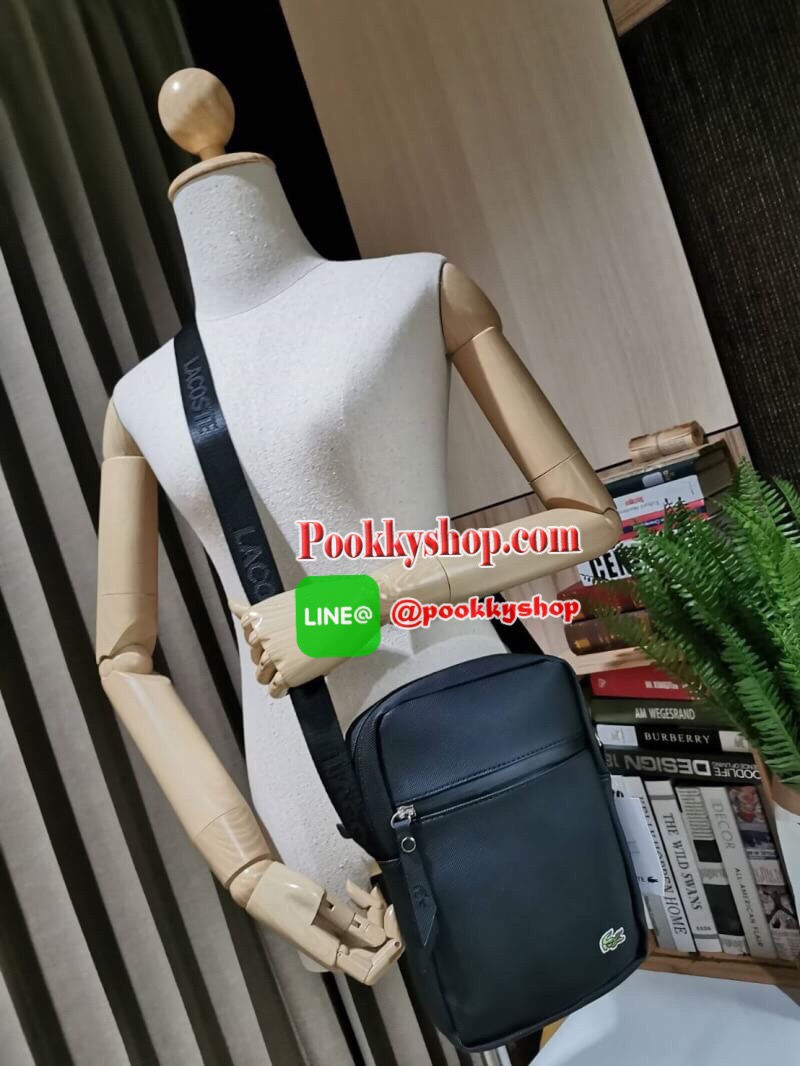 ห้ามพลาด‼️ NEW ARRIVAL! SAFFIANO SHOULDER BAG รุ่นใหม่ล่าสุดจาก Factory ดีไซน์ Unisex ใช้ได้ทั้งชายและหญิง วัสดุหนัง Saffiano เนื้อหนาอยู่ทรงสวยดูดี ด้านหน้ามีโลโก้แบรนด์ มี1ช่องใส่ของช่องหลักเปิดปิดด้วยซิปสะดวกใช้ ภายในมีช่องใส่ของและช่อง