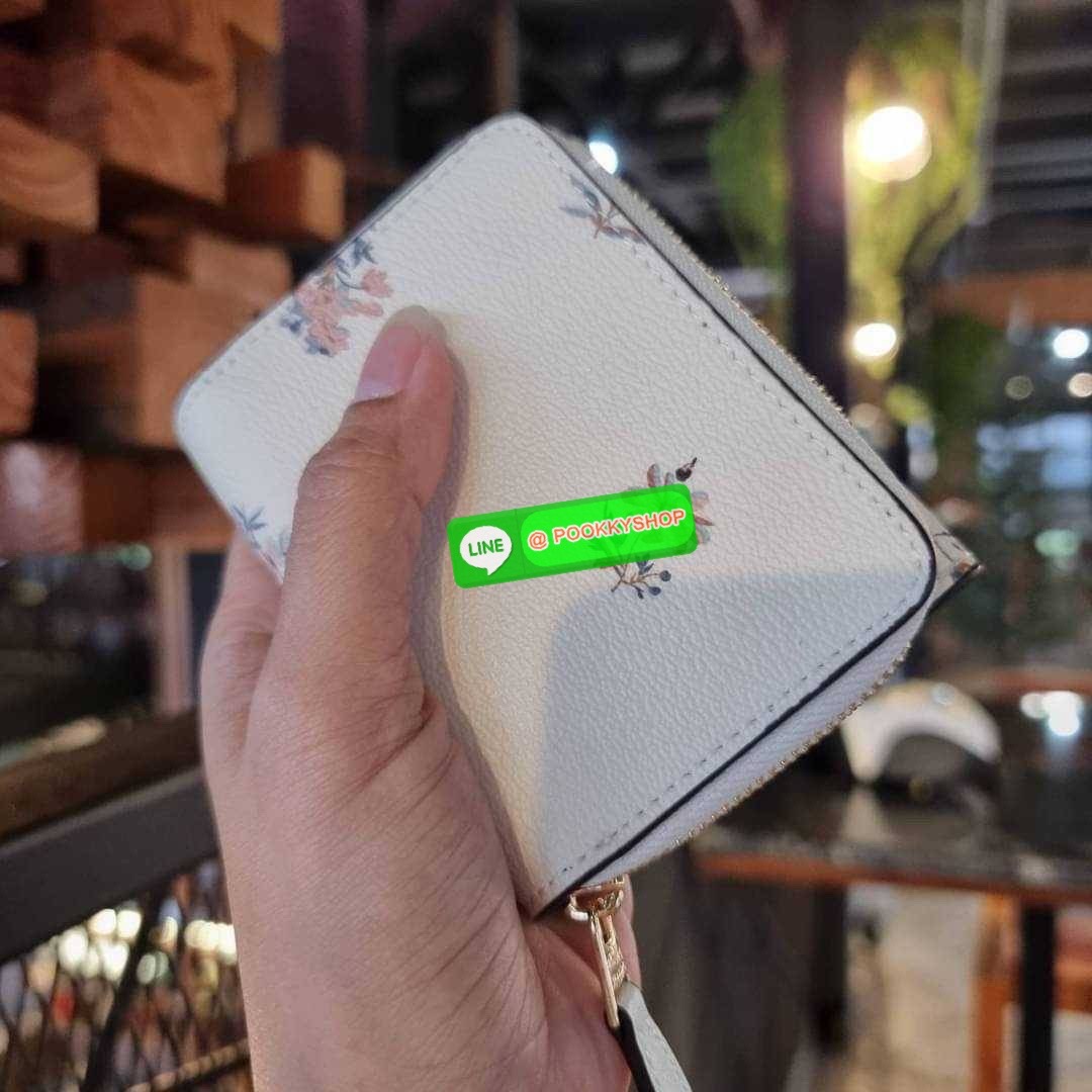 COACH 7331 SMALL TRIFOLD WALLET IN SIGNATURE CANVAS สวยคลาสสิค พกพาง่าย ใบเล็กน่ารักน่าใช้ ต้องยกให้ใบนี้จ้า ตอบโจทย์คนชอบพกน้อยที่สุด!! กระเป๋าสตางค์ใบสั้นหนังแคนวาสเคลือบคุณภาพดี ภายในเป็นหนังแท้ ใส่บัตร ใส่ธนบัตรได้ทุกชนิด มีช่องซิปแยก ใบเดียวใบนี้คือเ