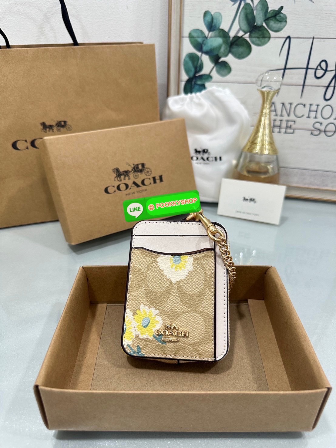 💗Coach C0058 Zip Card Case In Signature Canvas💗 กระเป๋าใบนี้นอกจากช่องใส่บัตรแล้ว ด้านหลังยังมีช่องสำหรับใส่ธนบัตรหรือเหรียญสามารถเปิดปิดได้ด้วยซิป เพิ่มลูกเล่นเป็นสายโซ่คล้องมือ หรือคล้องกับกระเป๋าก็ได้เช่นกัน ขนาดกะทัดรัด พกพาสะดวก การดู