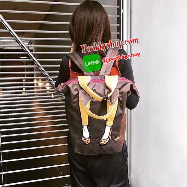 Mis Zapatos Nylon Backpack แบรนด์มาแรงของประเทศญี่ปุ่นที่ขายดีติดอันดับในหมู่วัยรุ่น รุ่นนี้วัสดุเป็น Nylon hi-quality เนื้อนุ่มและหนา ภาพบนตัวกระเป๋าเป็นงานปัก ตัวกระเป๋ากว้างและลึก ด้านหลังและภายในมีช่องแยกเป็นสัดส่วน พร้อมสายสะพายข้าง 1เส้น สามารถเป็นไ