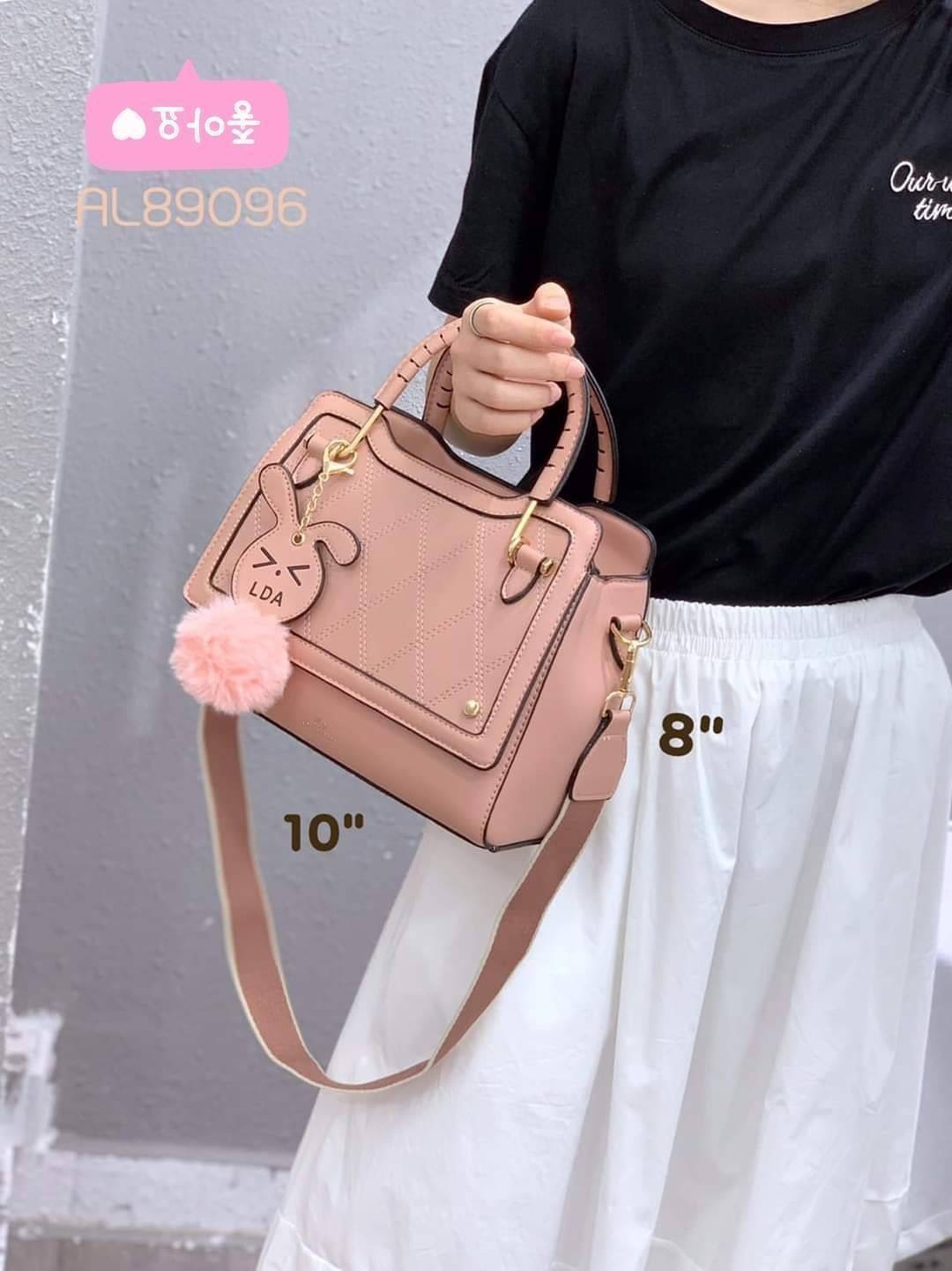 LDA BAGS พร้อมส่ง กระเป๋าสะพายข้าง LDA แบรนด์แท้ 100% แต่งด้วยพวงกุญแจปอมกระต่ายสดใสน่ารัก งานหนัง PU ทรงสวย ด้านหน้าเย็บลายตาราง งานcuttingเนี้ยบมากค่ะ ด้านในมี 3 ช่องใช้งาน หูถือดีไซน์สวย ทนทานแข็งแรง มีสายสะพาย 2 แบบ , ด่วน !!! สินค้ามีจำนวนจำกัดค่ะ