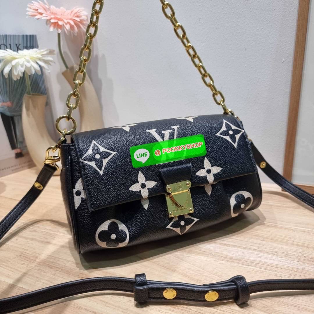 New in กระเป๋าสะพายคอลใหม่ล่าสุด สวยหรู ดูแพง ดีไซน์รูปทรงออกมาให้ใช้งานได้ง่าย เปิด-ปิดด้วยอะไหล่แม่เหล็ก ภายในโล่งกว้าง ใส่ของสำคัญได้ครบ มาพร้อมสายสะพายถึง 2 แบบ สายโซ่สะพายไหล่อัพความหรู และสายหนังที่ปรับยาวสั้นได้ สะพายข้างชิลๆก็ดูดี จัดให้พร้อมเสิร์