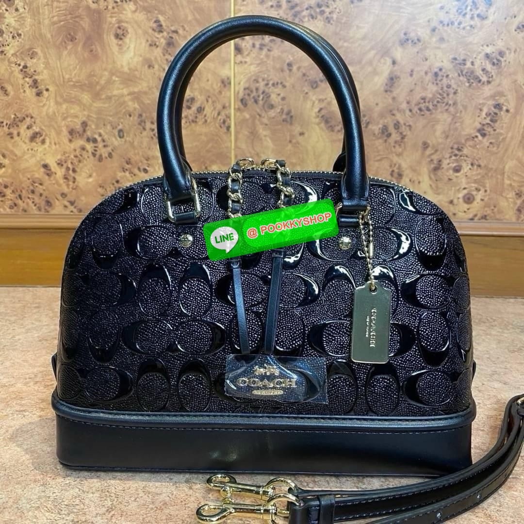 Coach MINI SIERRA SATCHEL IN SIGNATURE DEBOSSED PATENT LEATHER (COACH F55450) หนังกรวดและหนังสิทธิบัตร ด้านในมีซิปและกระเป๋าเอนกประสงค์ ปิดด้วยซิป ซับในด้วยผ้า หูหิ้วพร้อมสายสะพายยาว 3 1/2" สายสะพายถอดได้ขนาด 21 1/2" สำหรับสะพายไหล่หรือสะพายครอส