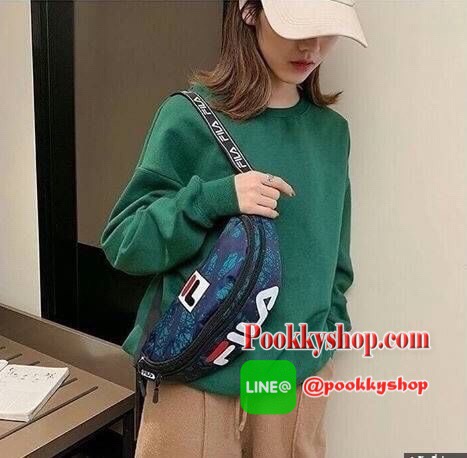 FILA Waist Bag.. รับซัมเมอร์ด้วยลวดลายเกร๋ๆ กระเป๋าคาดอกคาดเอว FILA แบรนด์ฮิตที่ไม่เคยตกเทรน มาให้สะพายกันก่อนใคร ด้วยดีไซต์ลวดลายที่แมทกันอย่างลงตัว ด้านหน้าสกรีนแบรนด์ วัสดุNYLON 100% เคลื่อบเงาอีก 1 ชั้น กันน้ำได้ในระดับหนึ่ง.. เปิดปิดด้วยซิปยาว จุของไ