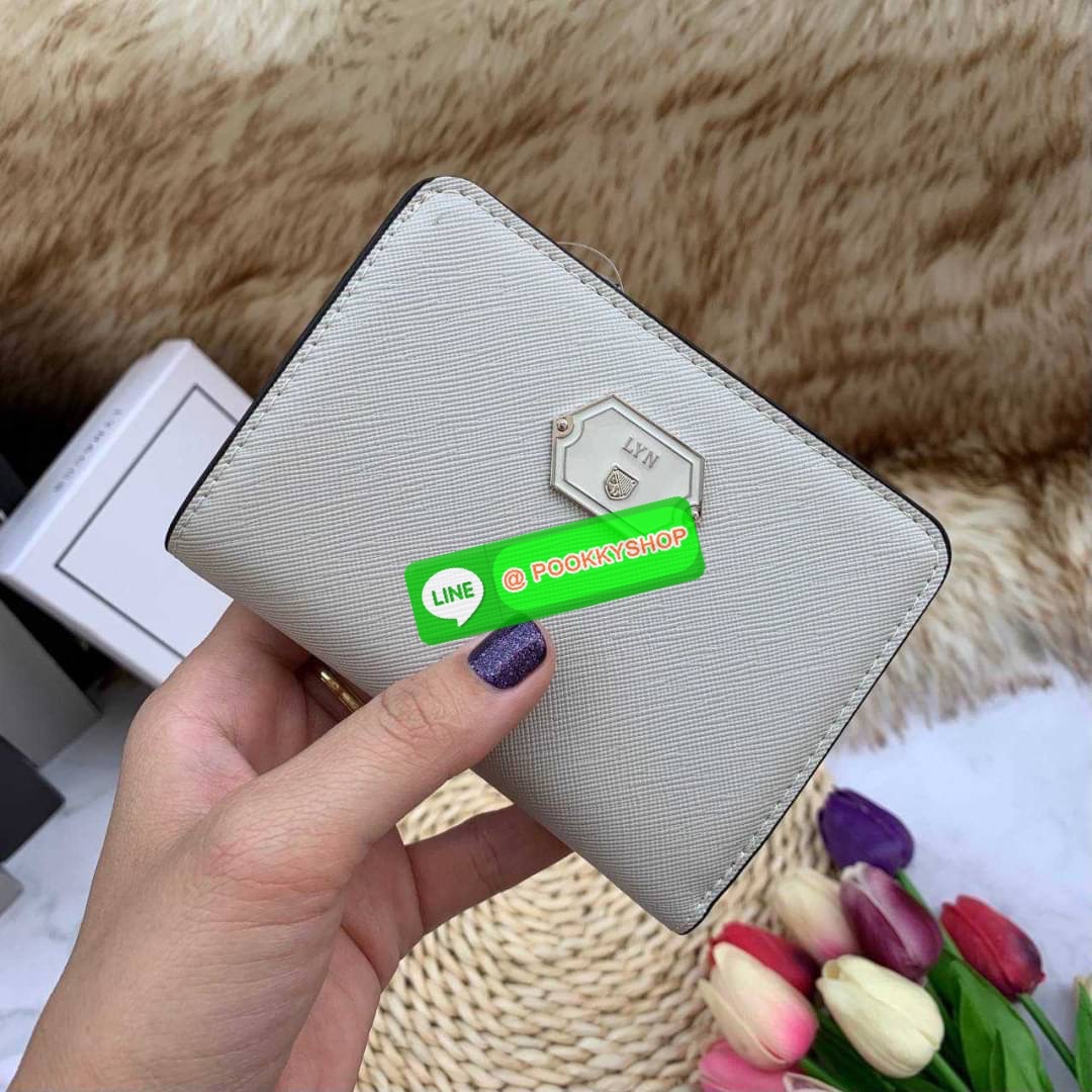 Lyn Wallet กระเป๋าตังLYN ขนาดใบกลาง ด้านหน้าติดโลโก้แบรนด์ ด้านในมีช่องใส่บัตร8ช่อง ช่องใส่ธนบัตรและช่องซิบแยกใส่เหรียญ ตัวจับซิบปั๊มแบรนด์ ใครกำลังมองหากระเป๋าสตางค์สีเรียบๆชิคๆแนะนำค่ะ