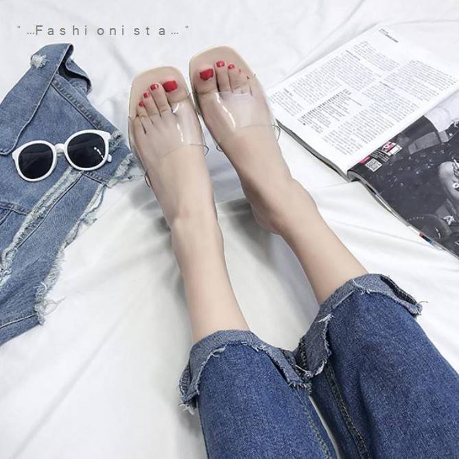 มาถึงแล้วจ้าา แบบขายดีลูกค้าถามหากันเยอะ รองเท้าทรงสวมส้นใหญ่ วัสดุ pu คัตติ้งแน่น สายคาดหน้าเป็นพลาสติกใส เนื้อหนานิ่ม ใส่สบายไม่บาดเท้า ส้นลายไม้ คู่นี้เน้นความเปลือยเท้า ส้นไม่สูงมากเดินง่าย แต่ใส่แล้วดูขาเรียวยาวขึ้น สวยเป๊ะดูแพงเลยค่ะ งานจริงเหมือนแบ