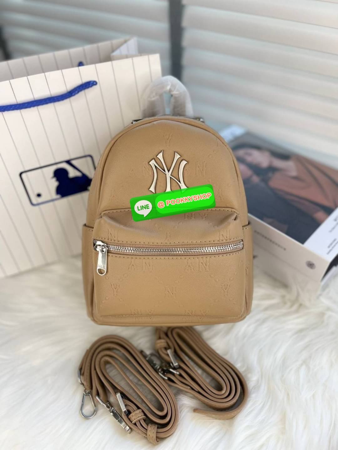 MLB กระเป๋าเป้ วัสดุหนังนิ่ม เปิดปิดด้วยซิปคู่ มี 3 ช่องใช้งาน สายสะพายหลัง ปรับระดับได้